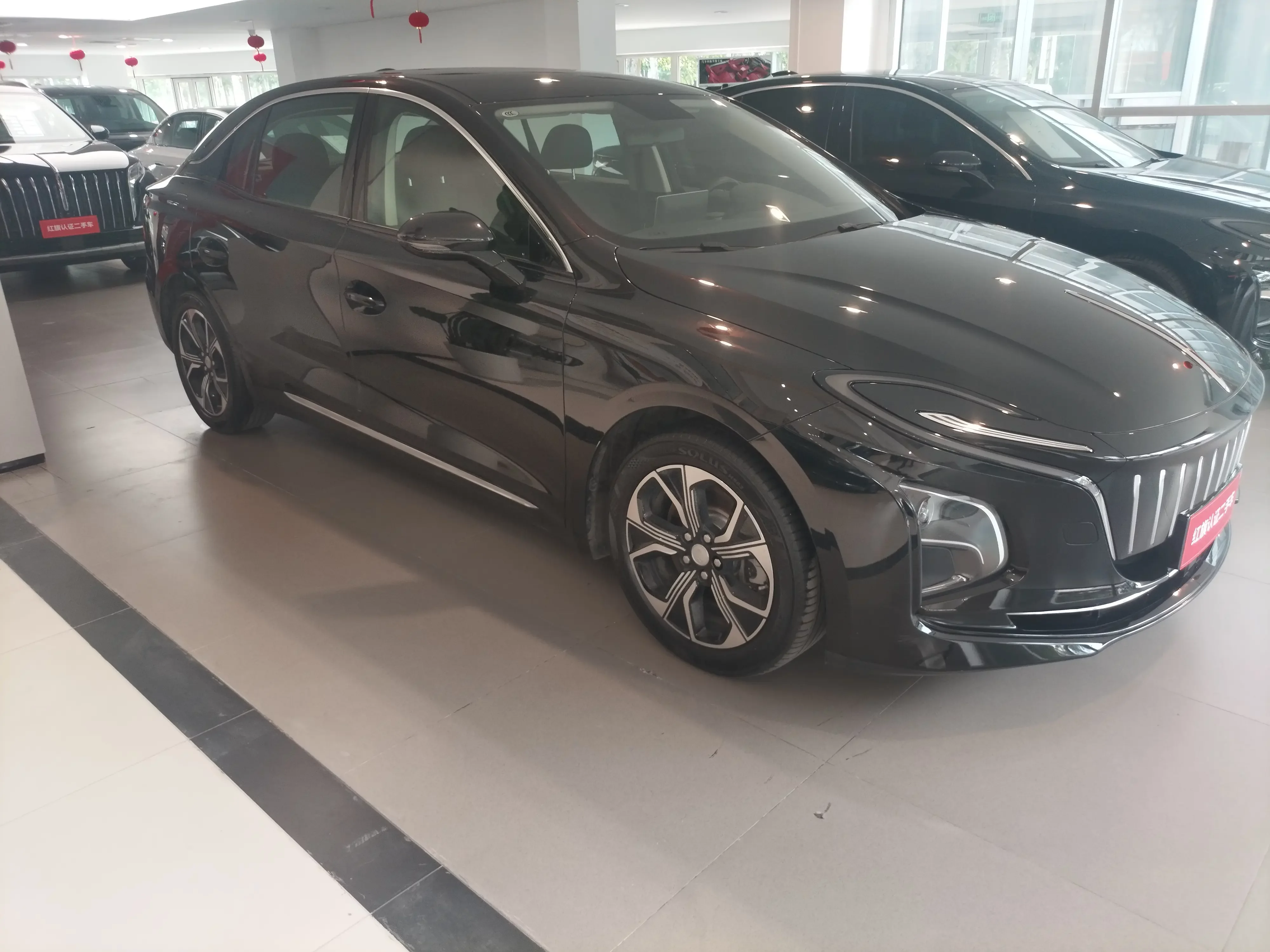 Hongqi E-QM5