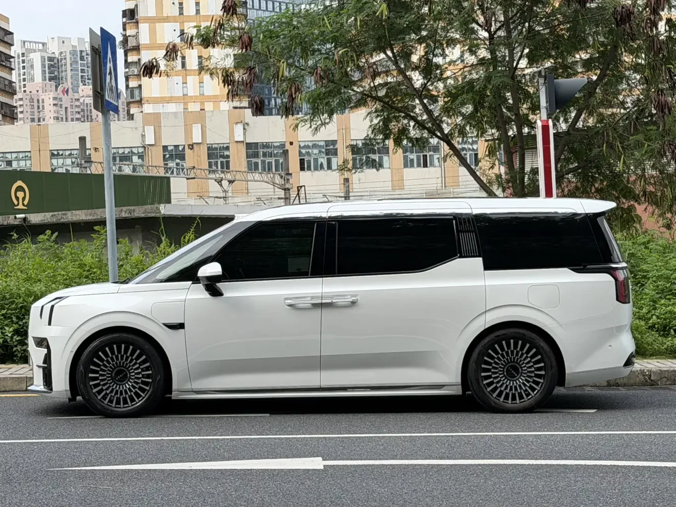 ZEEKR 009