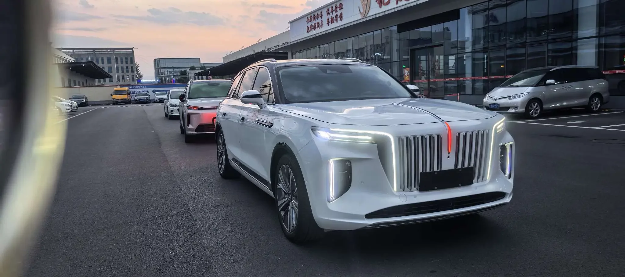 Hongqi E-HS9