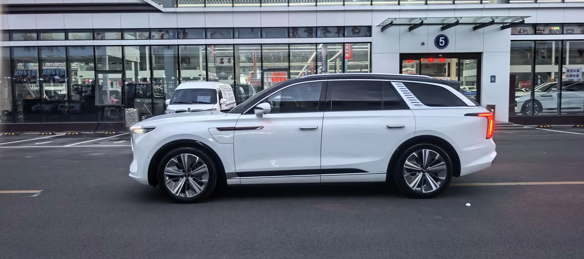 Hongqi E-HS9