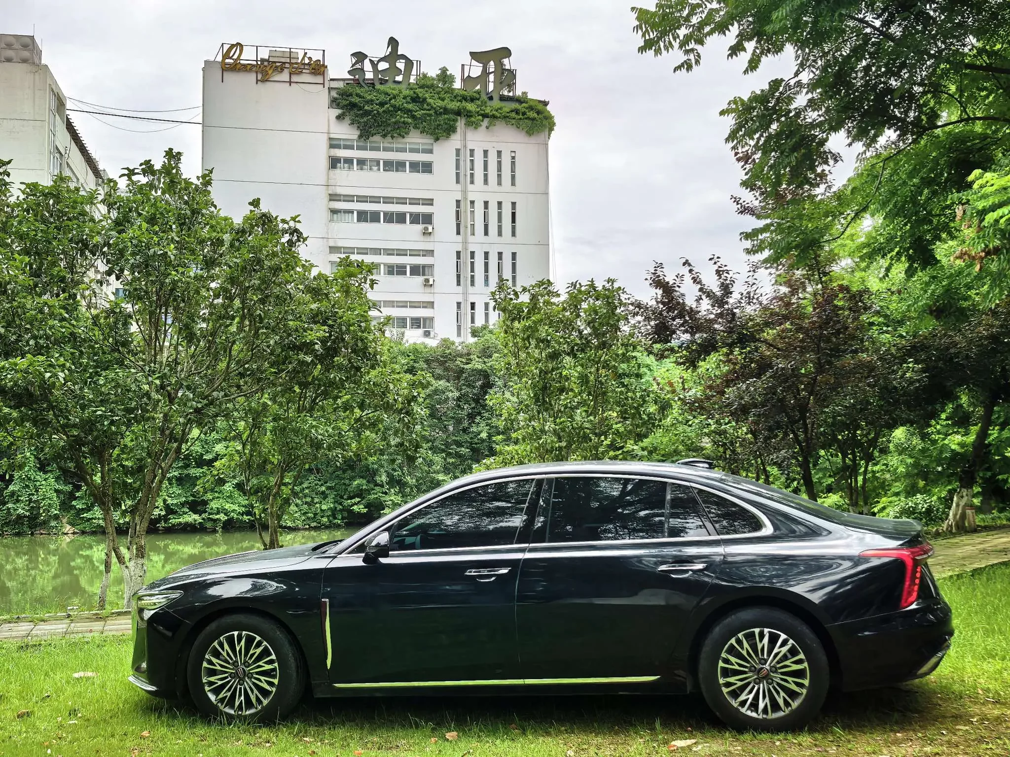 Hongqi H5