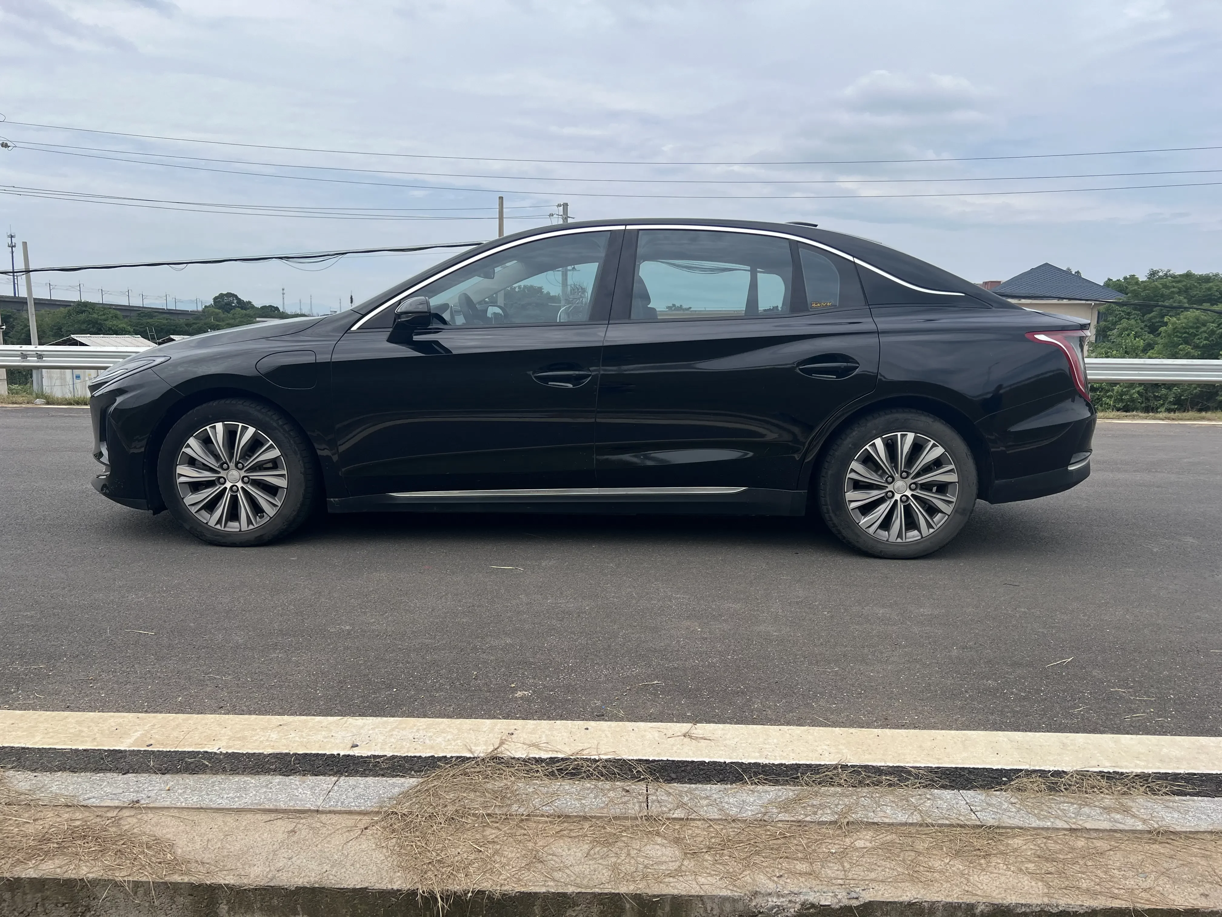 Hongqi E-QM5