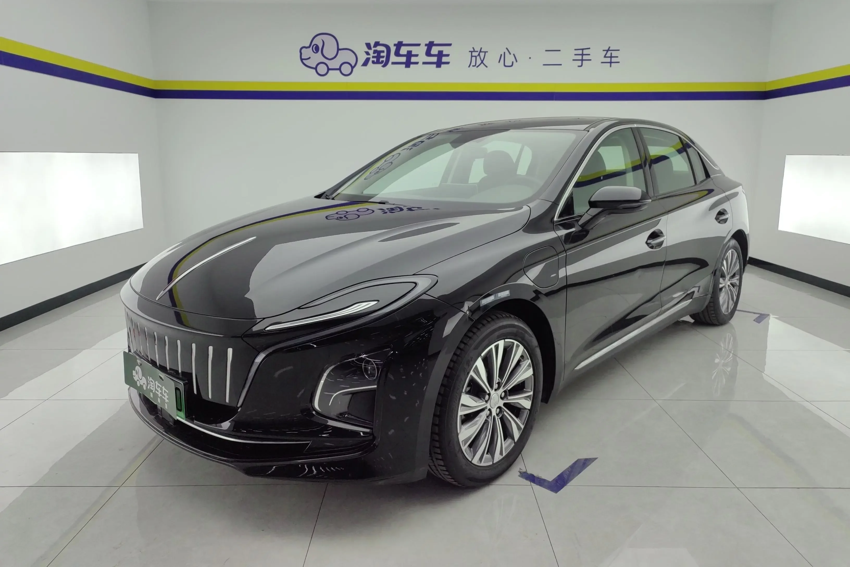 Hongqi E-QM5