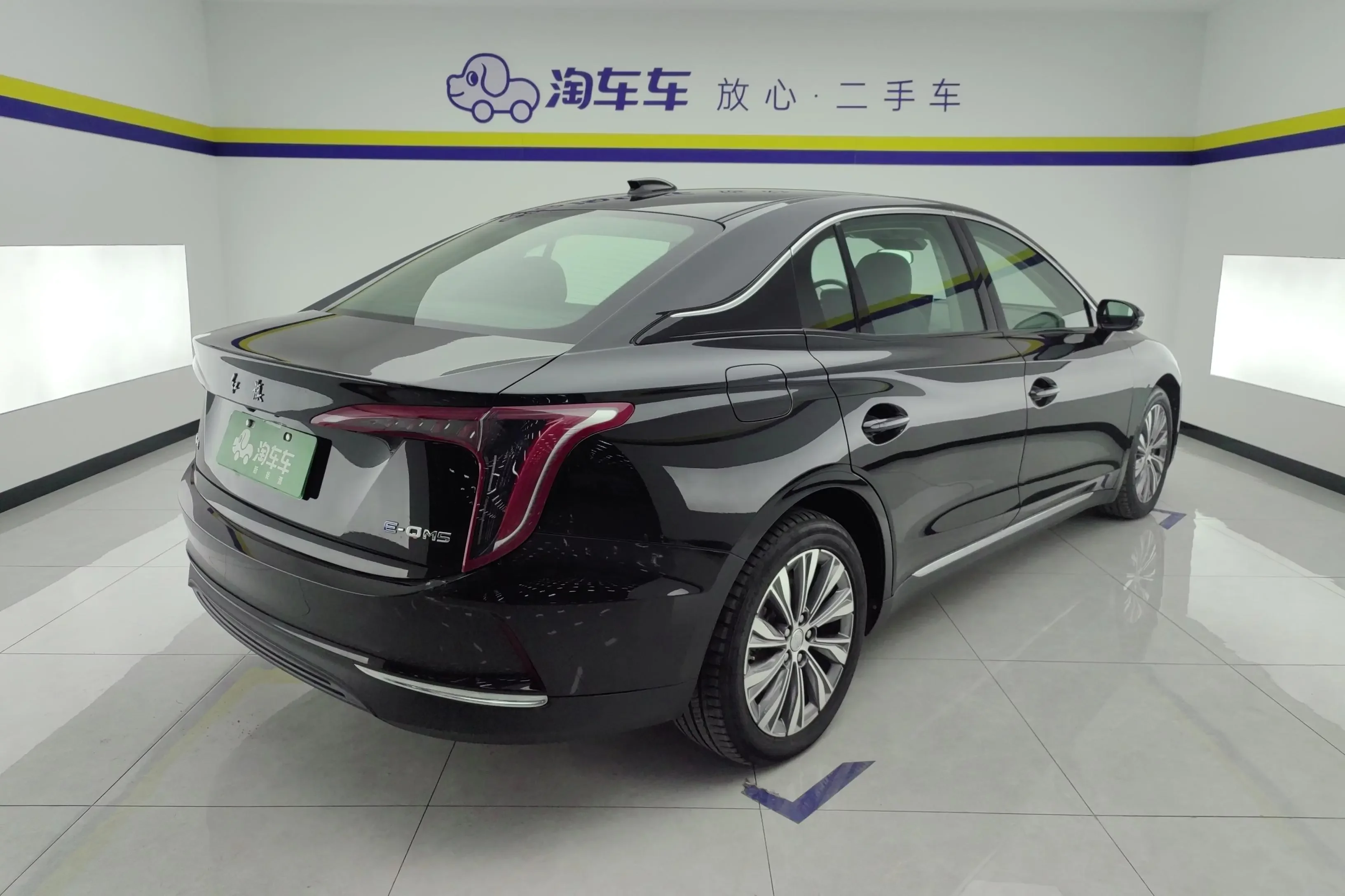 Hongqi E-QM5
