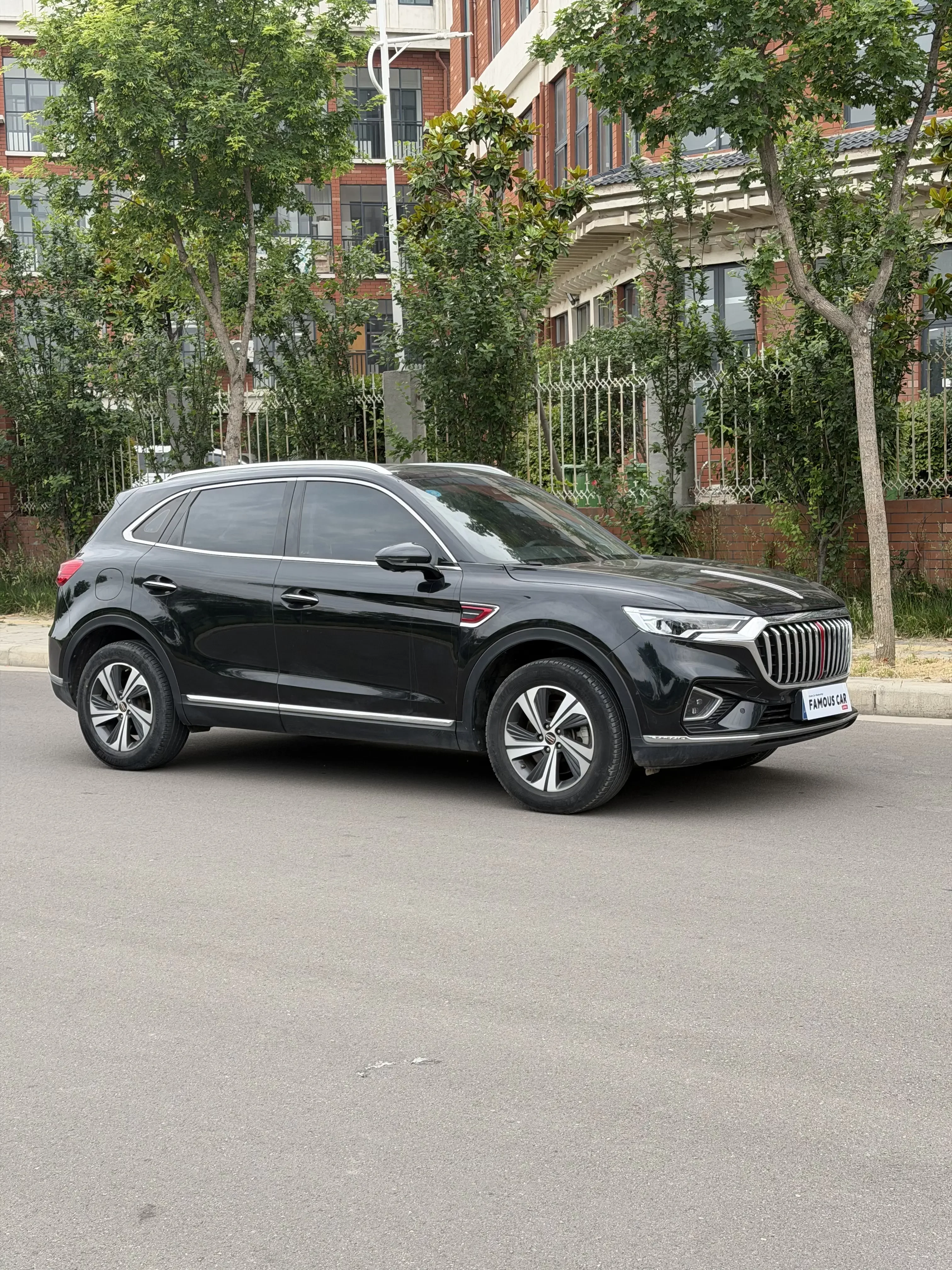 Hongqi HS5