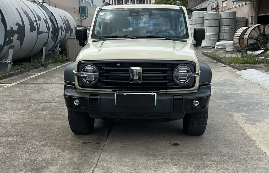 Tank 300 Hi4-T