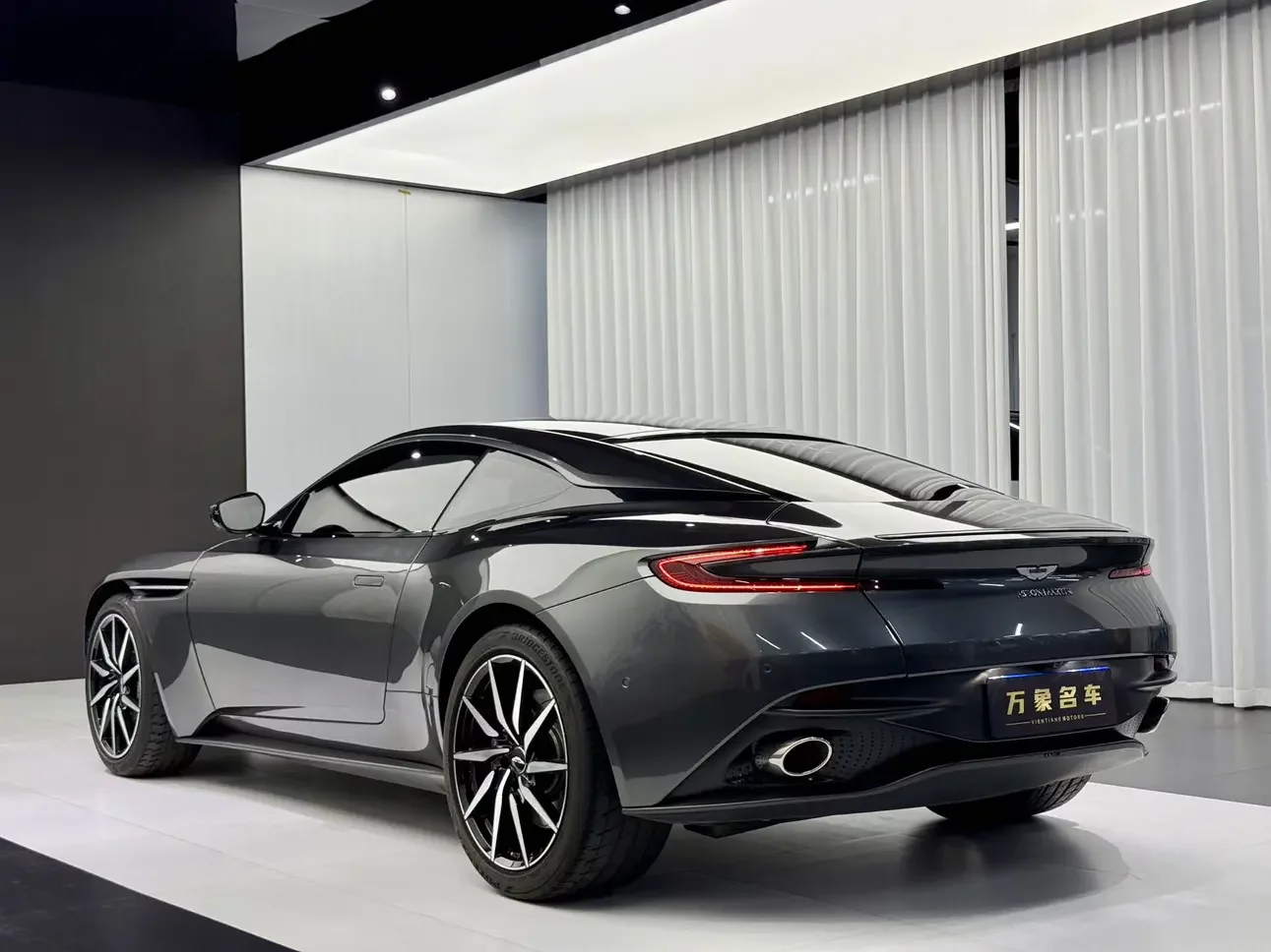 Aston Martin DB11