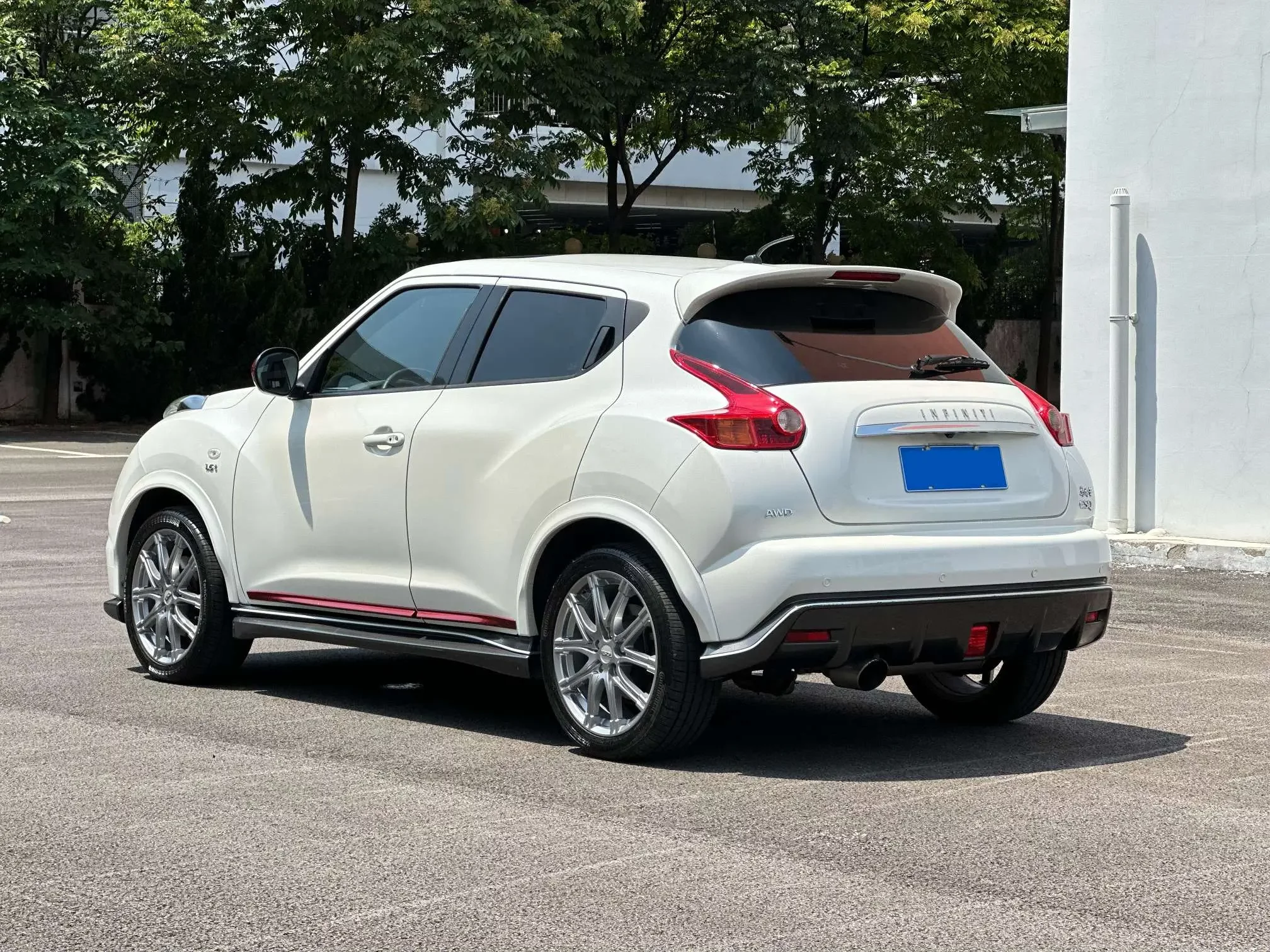 Infiniti ESQ