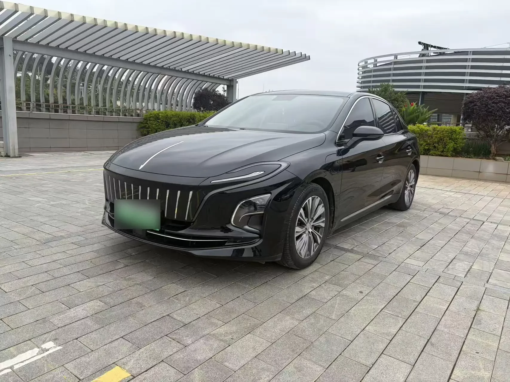 Hongqi E-QM5