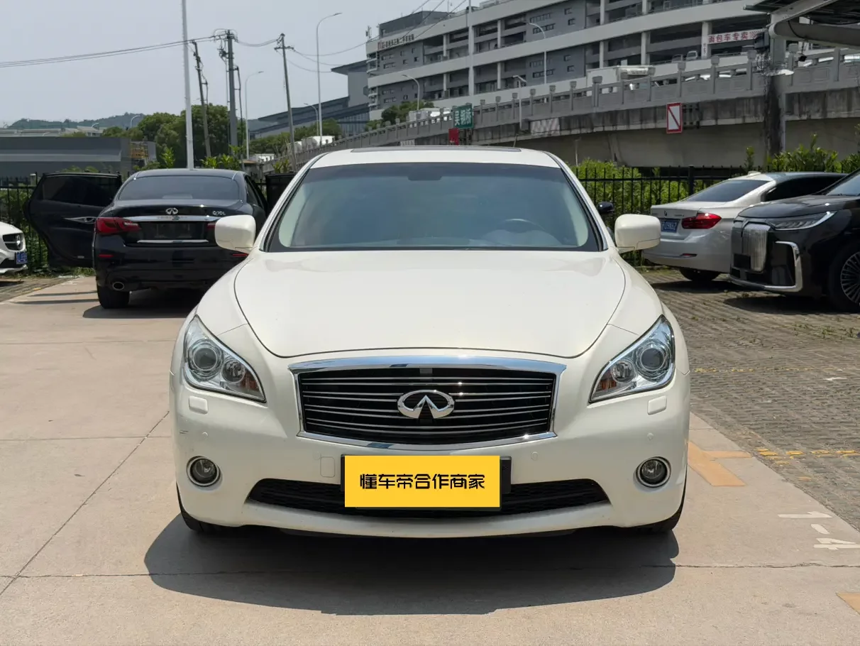 Infiniti Q70
