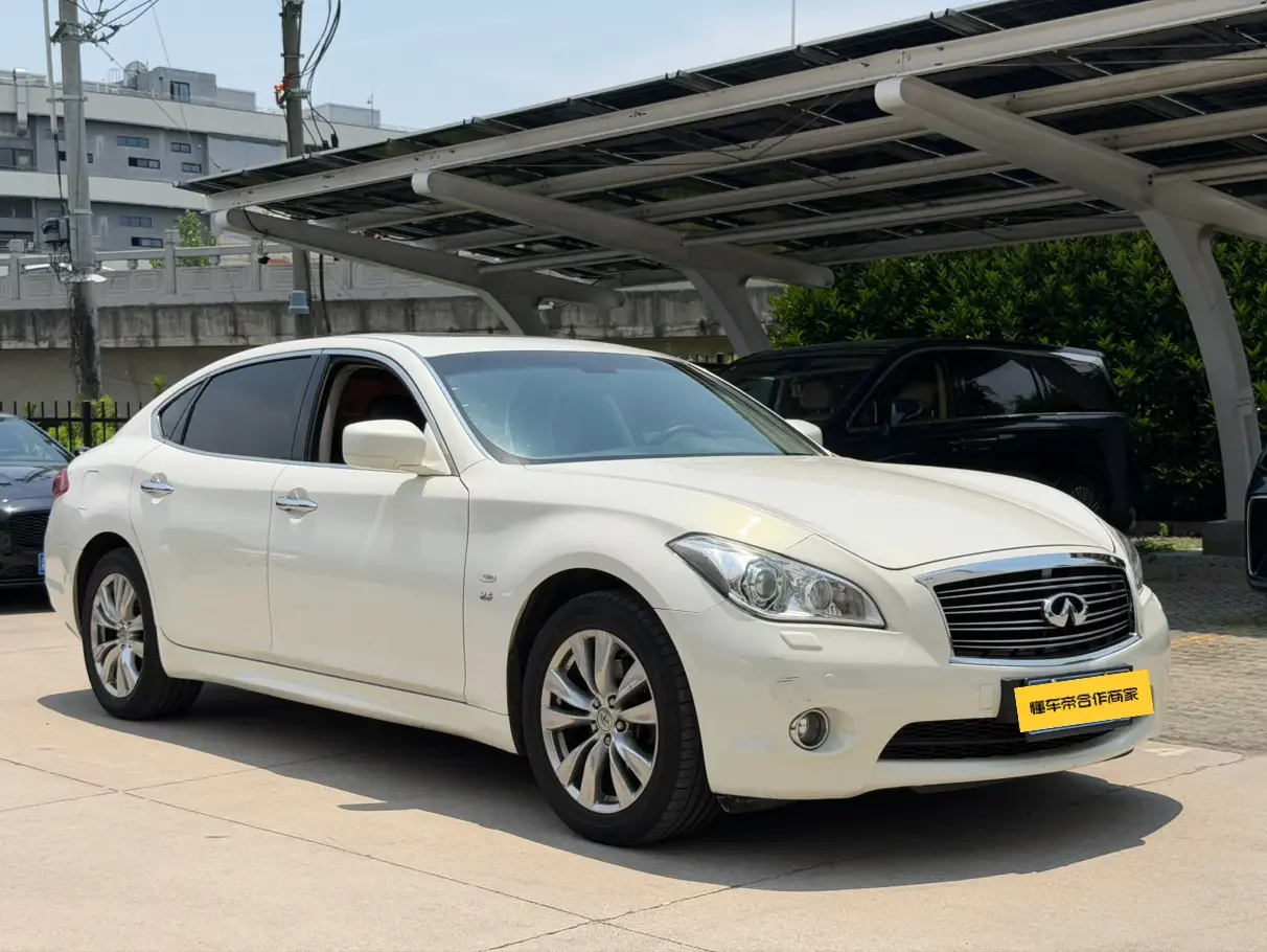 Infiniti Q70