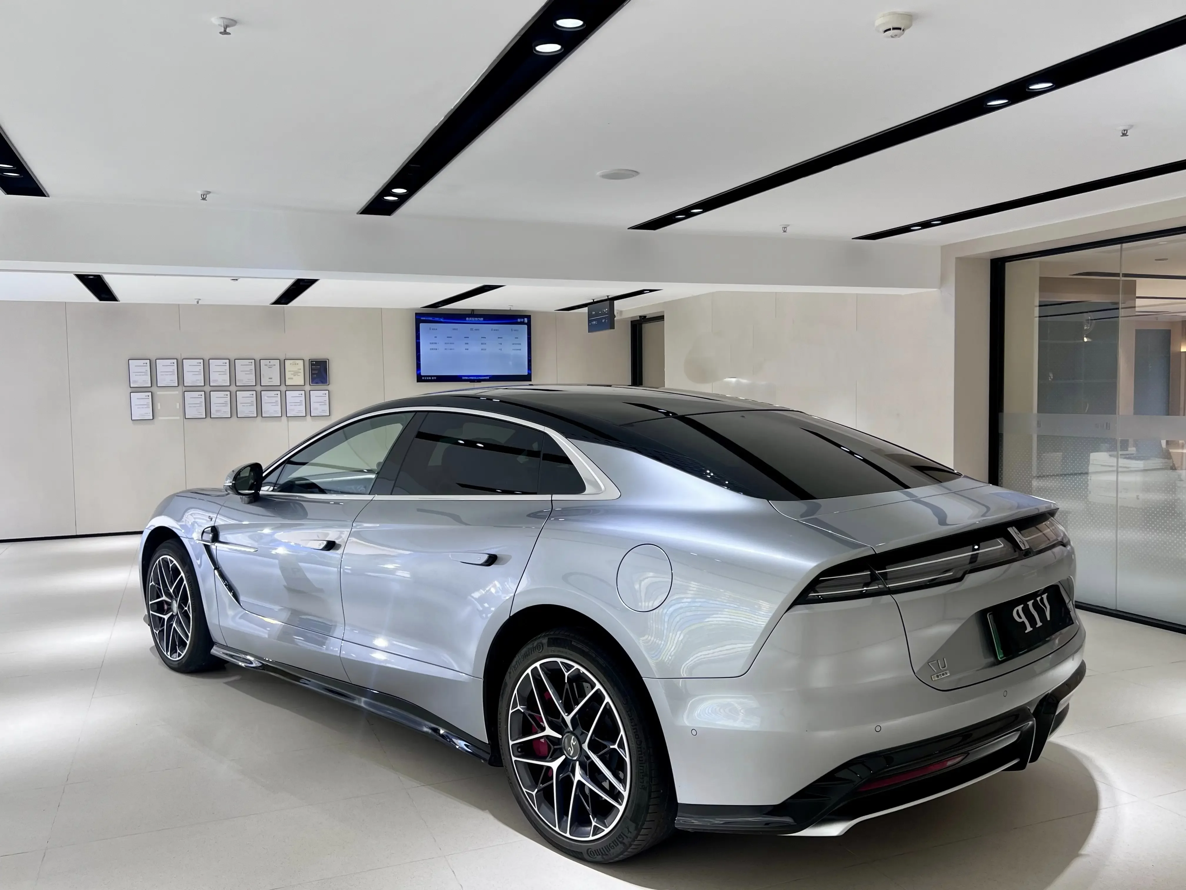 BYD Looking up at the U7 EV
