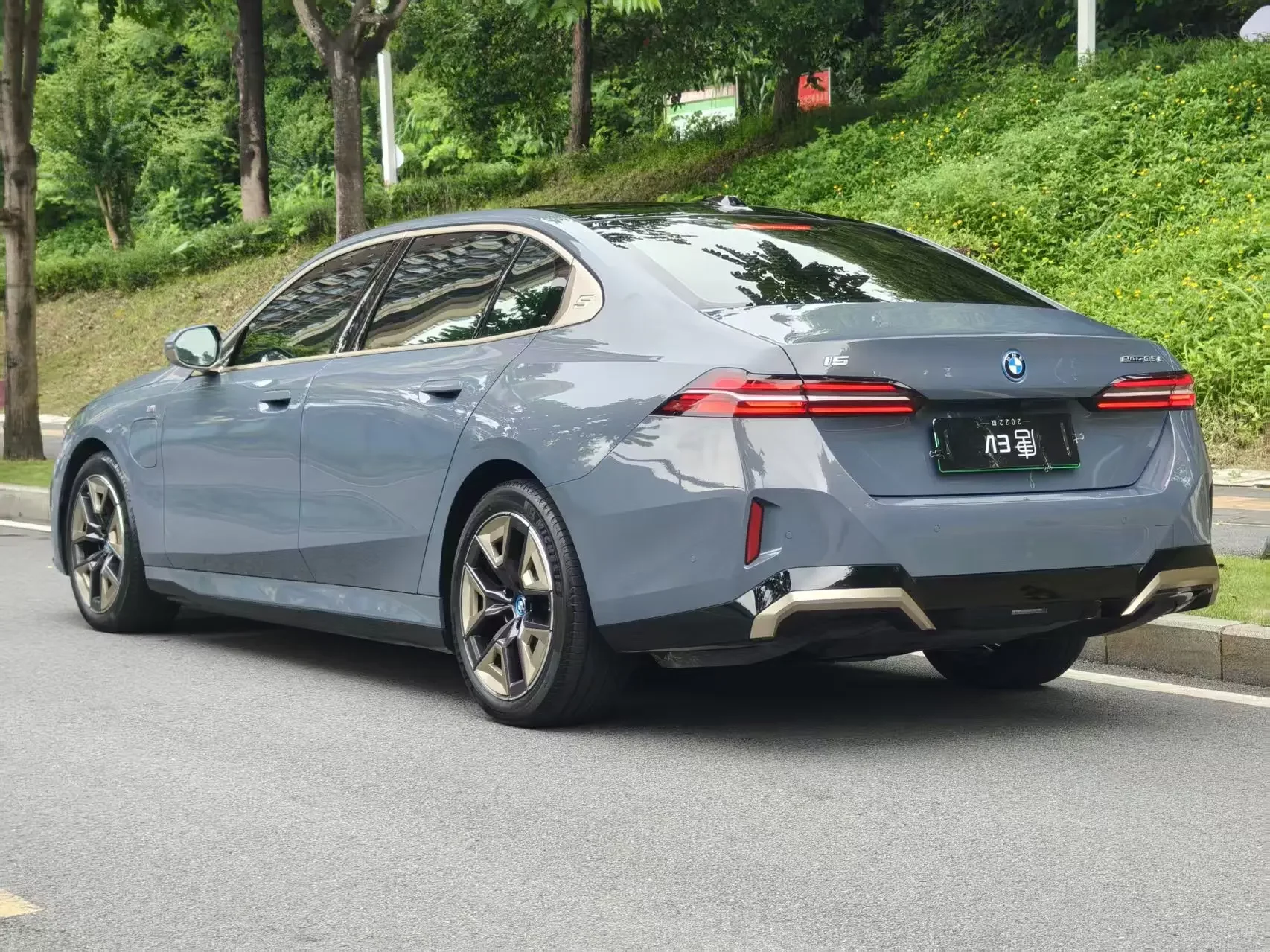 BMW i5