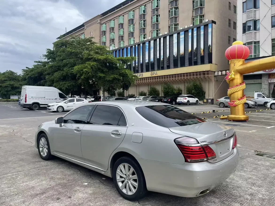 Toyota crown
