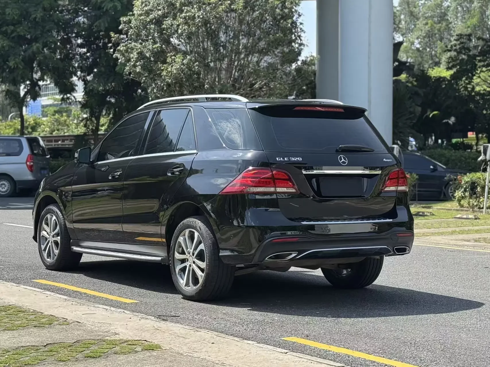 Mercedes-Benz GLE (Imported)