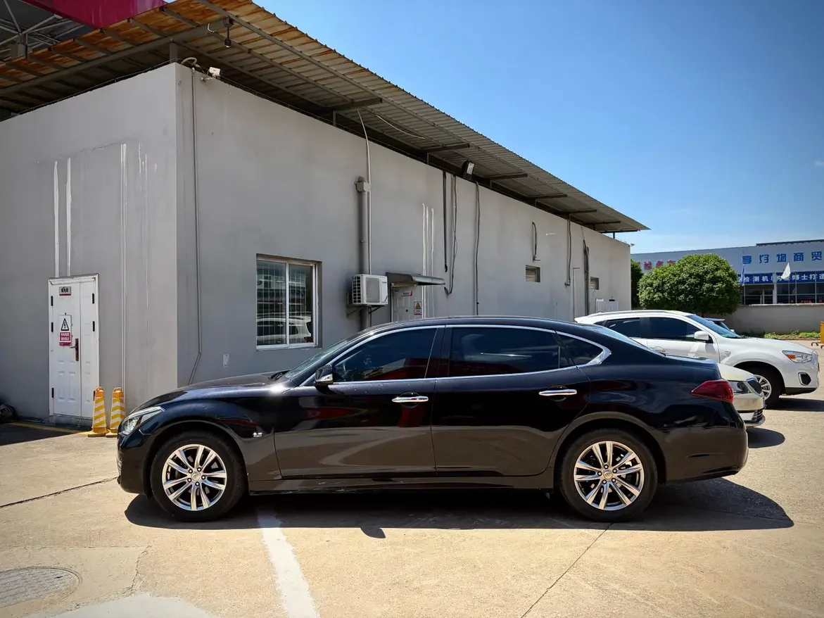 Infiniti Q70