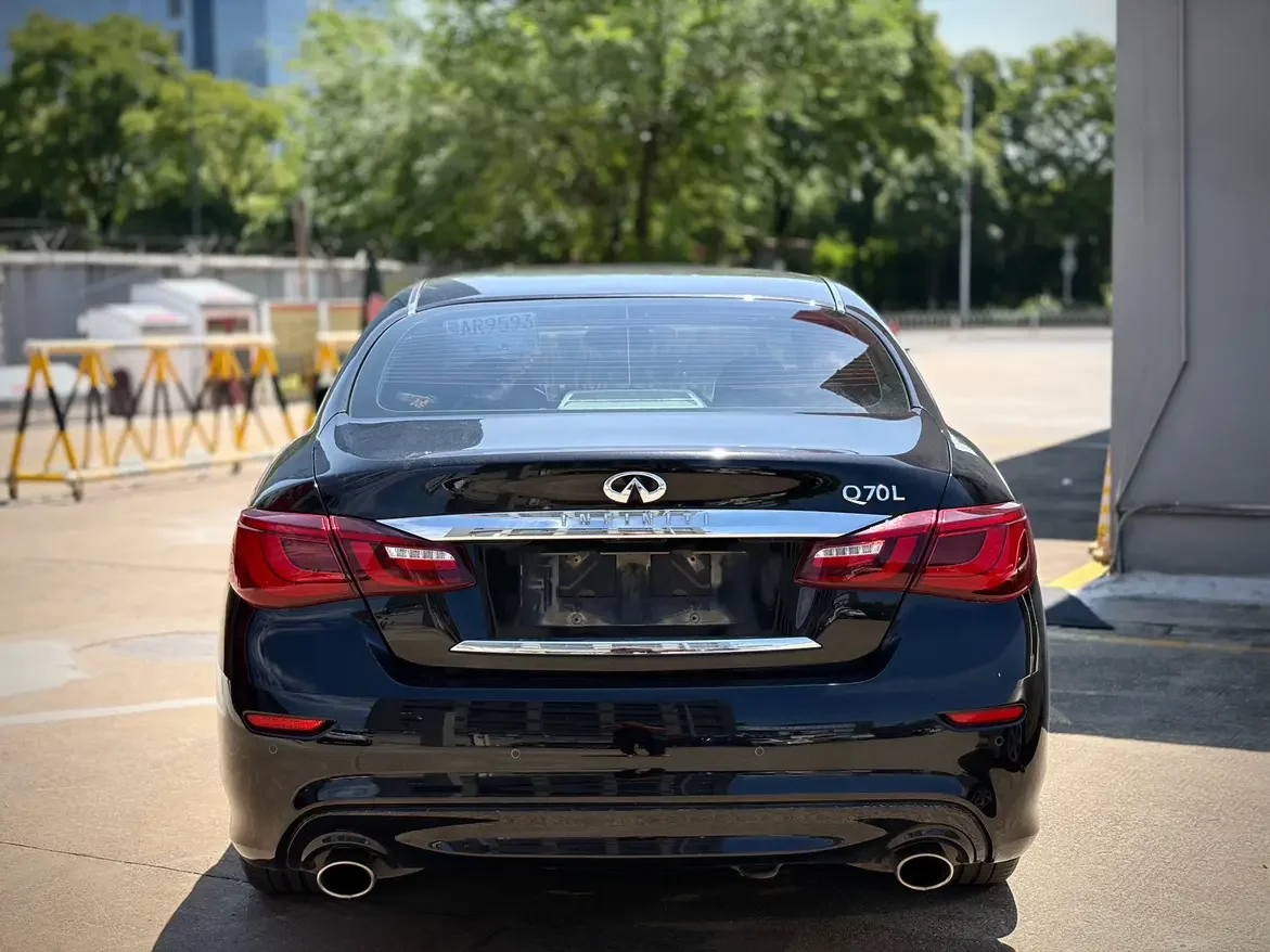 Infiniti Q70