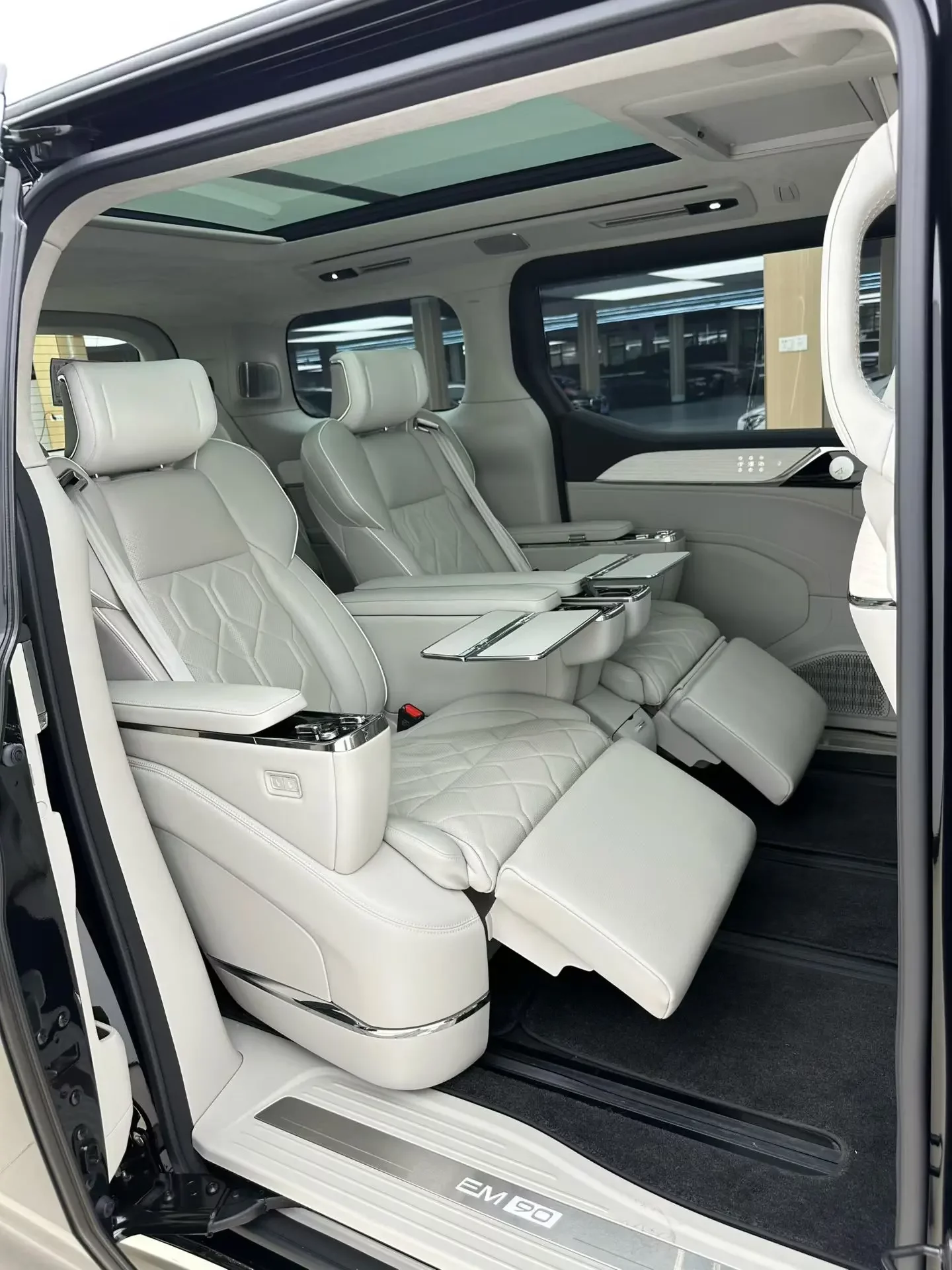 Volvo EM90