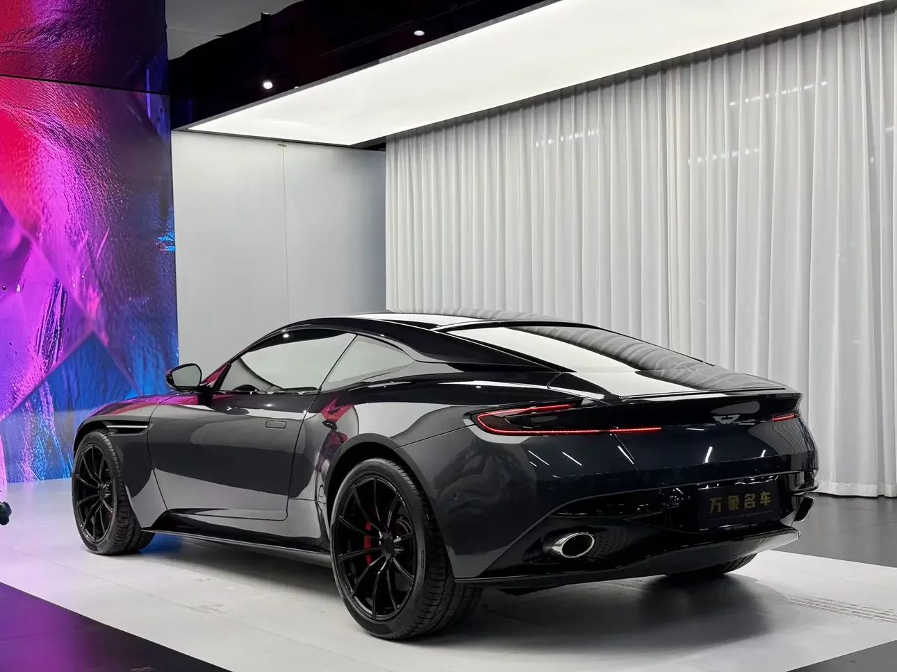 Aston Martin DB11