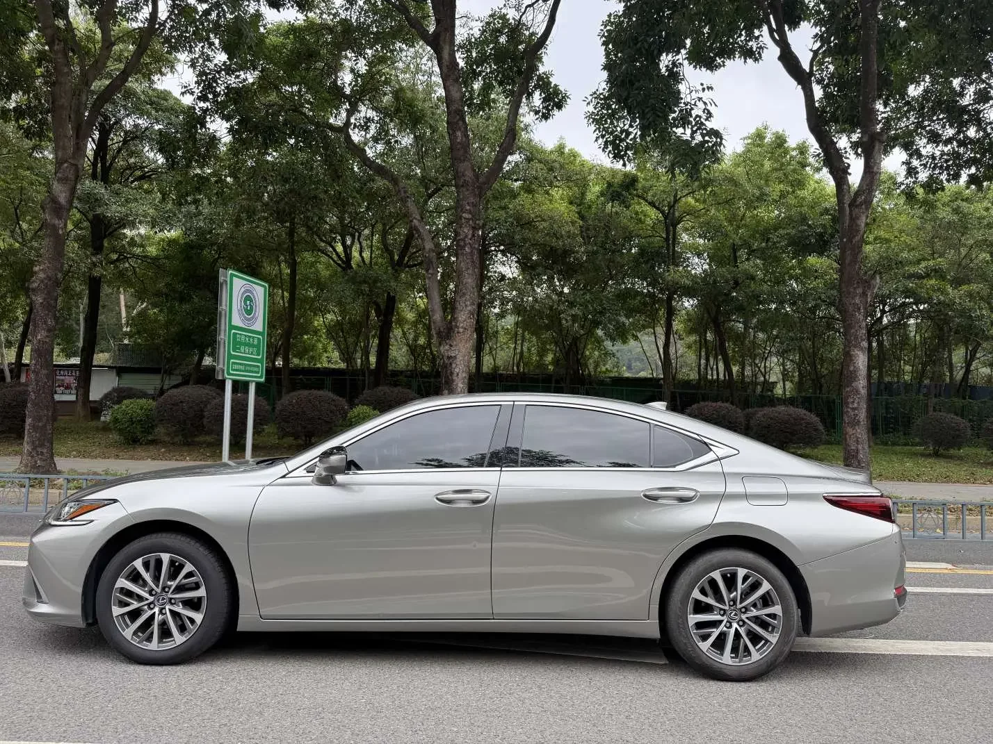 Lexus ES