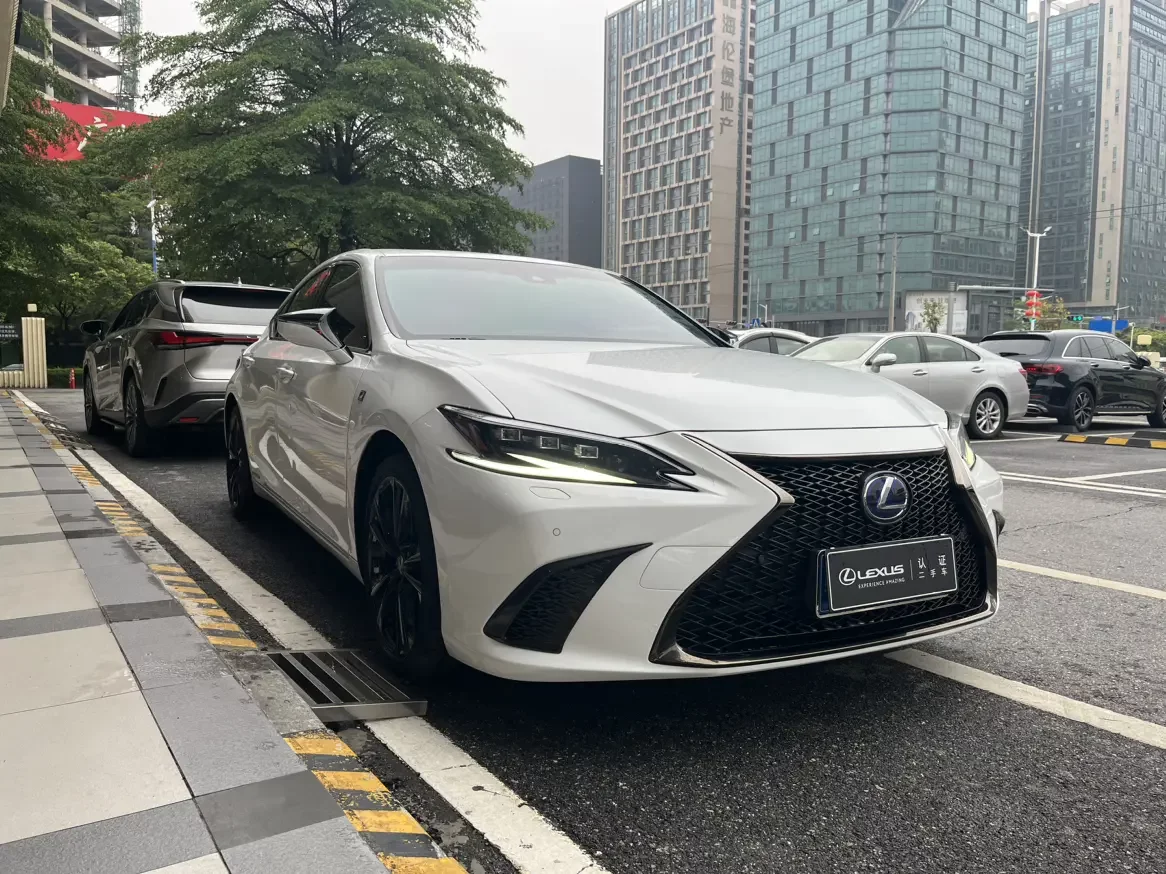 Lexus ES