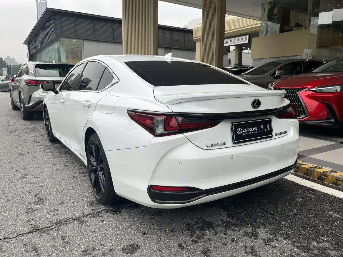 Lexus ES