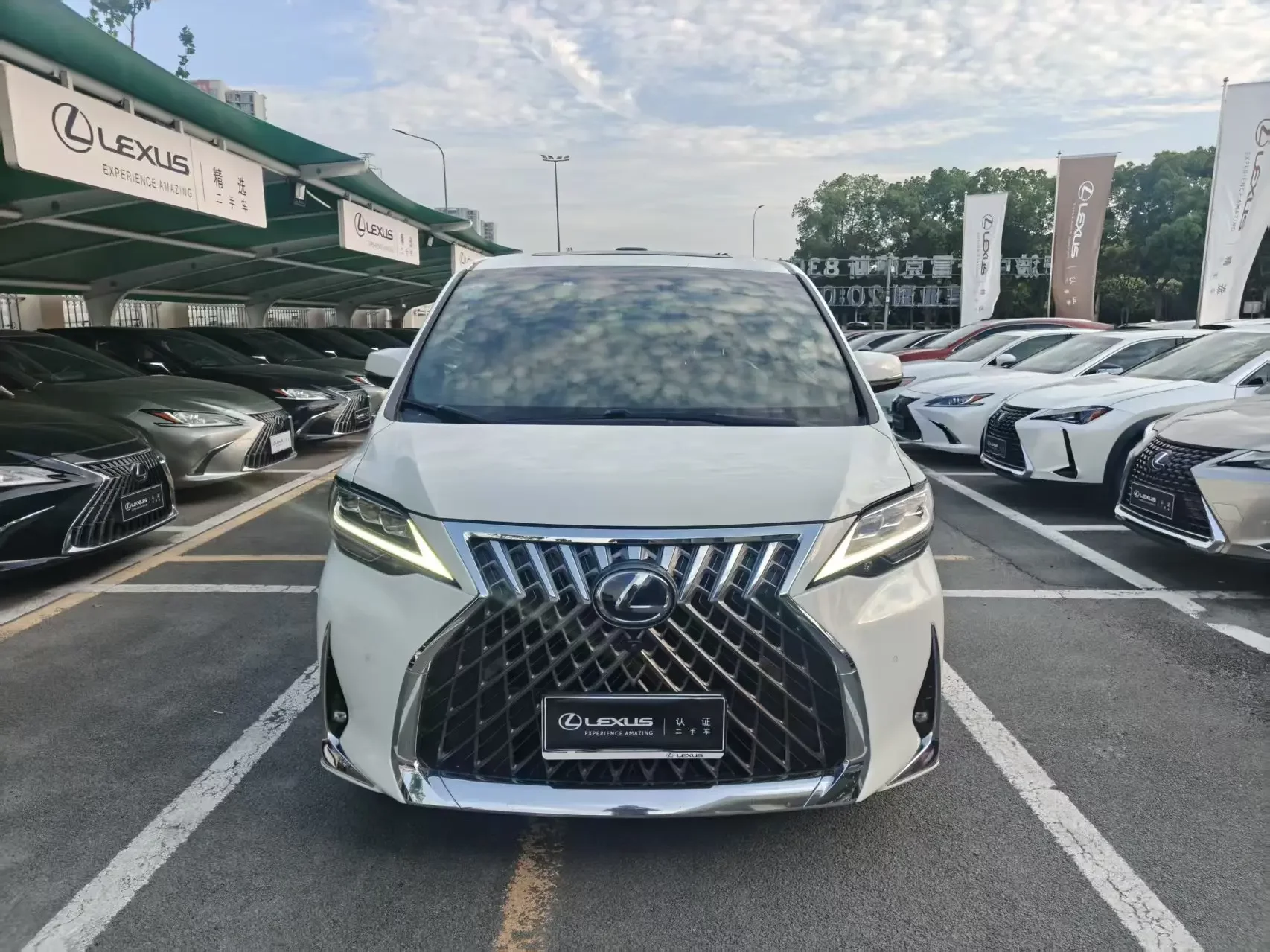Lexus LM