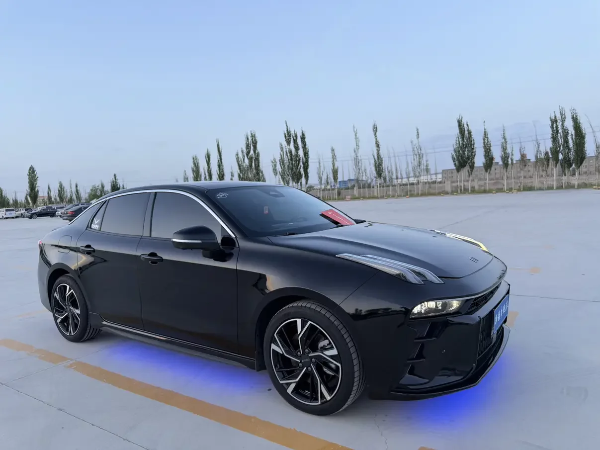 Lynk & Co 03