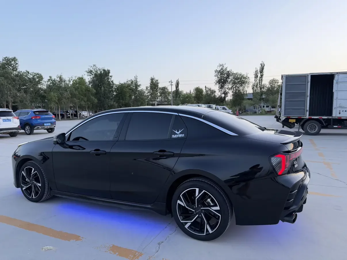 Lynk & Co 03