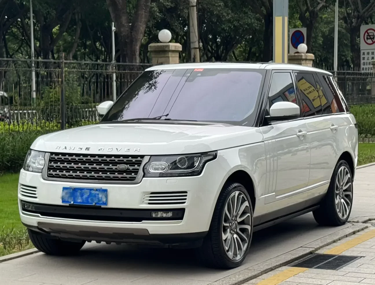 Land Rover range rover