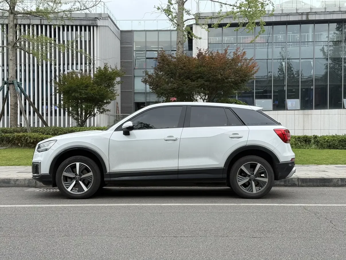 Audi Q2L e-tron