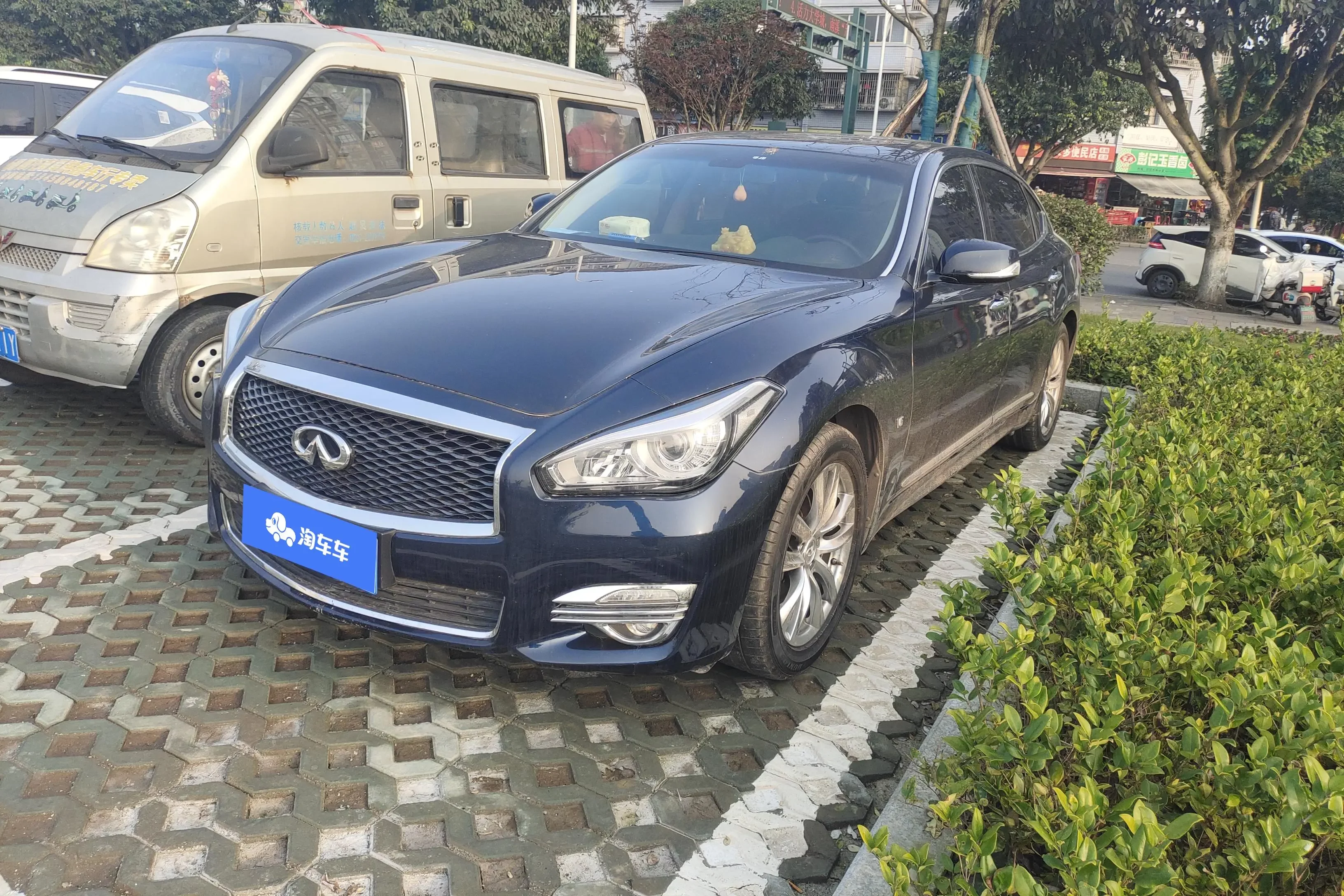 Infiniti Q70