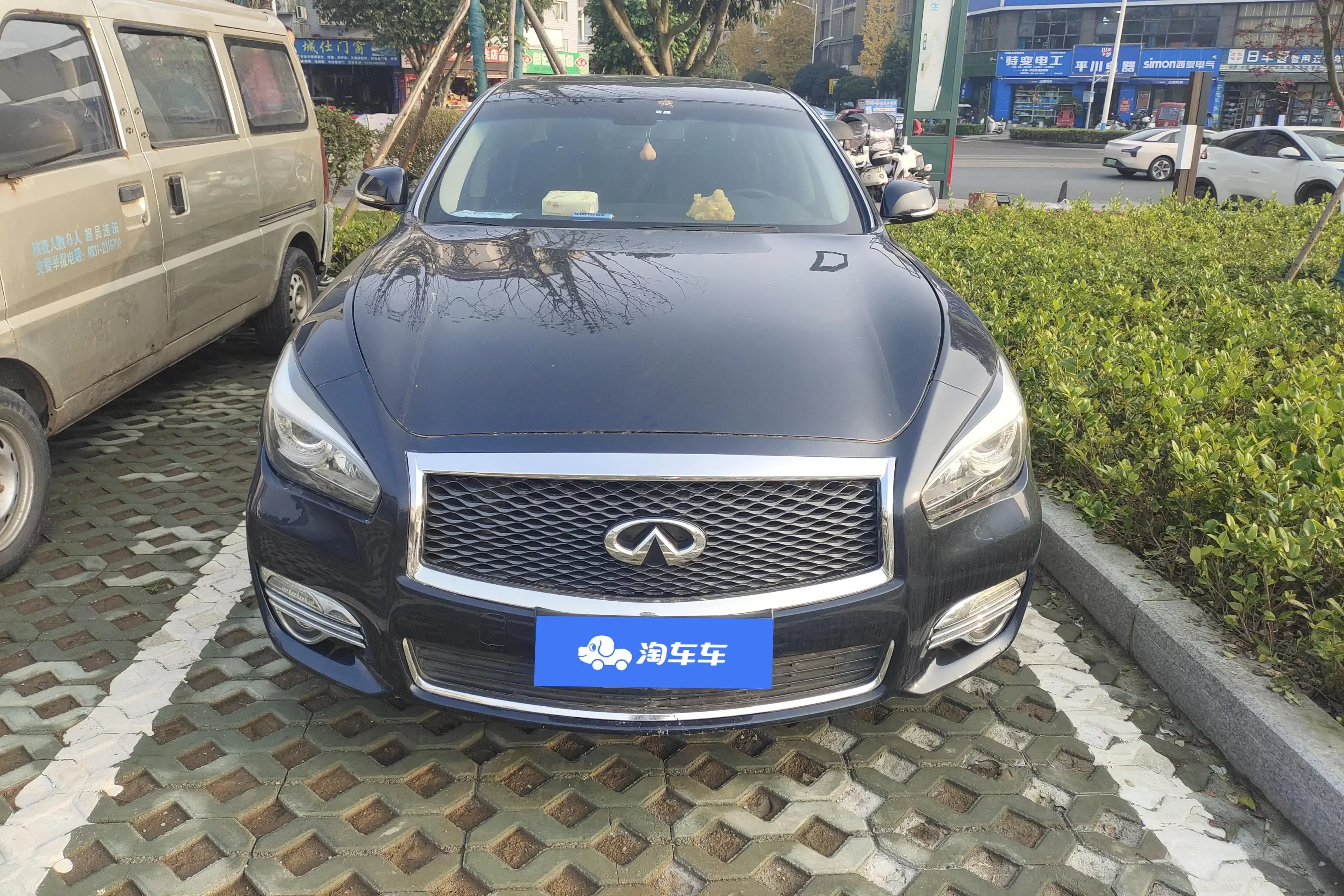 Infiniti Q70