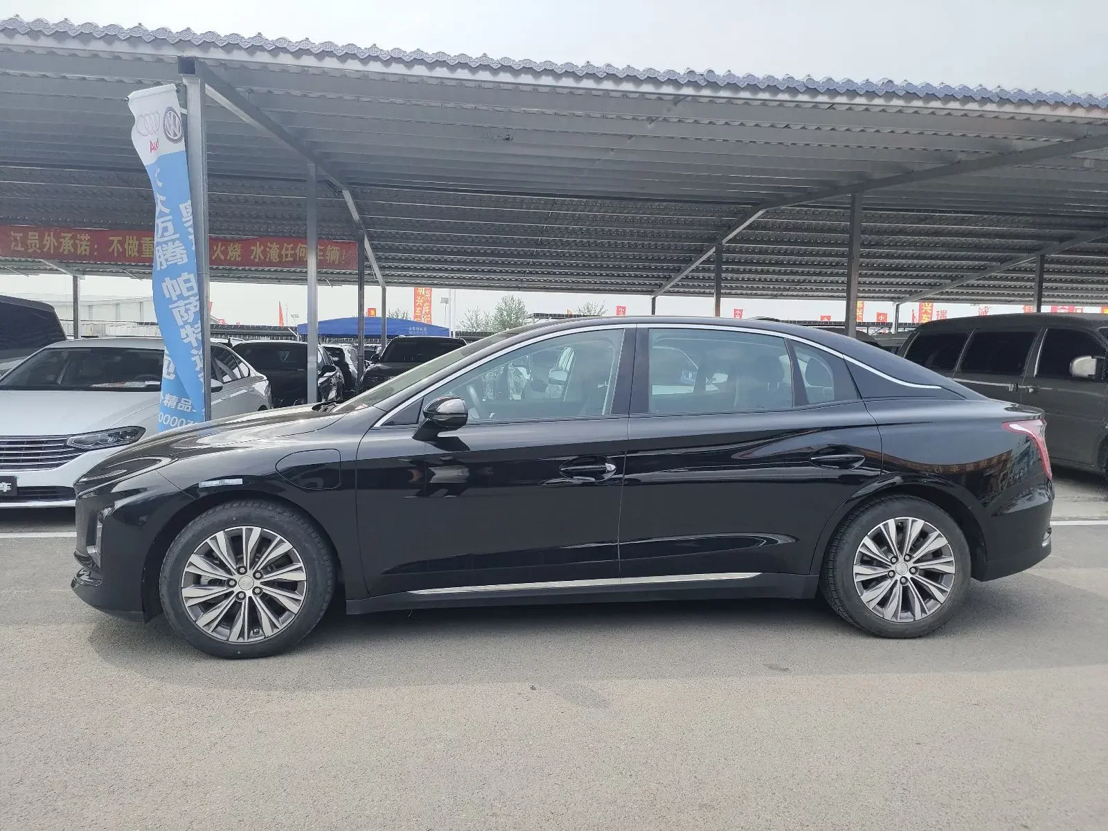 Hongqi E-QM5