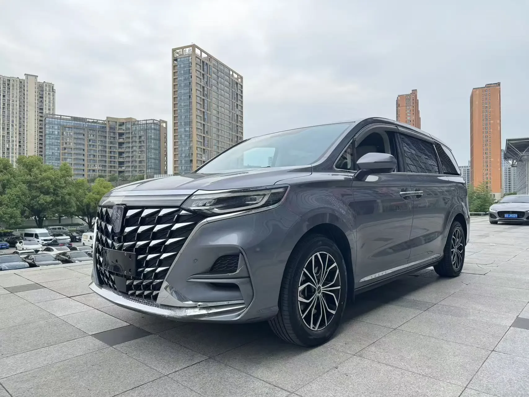 Roewe iMAX8 EV