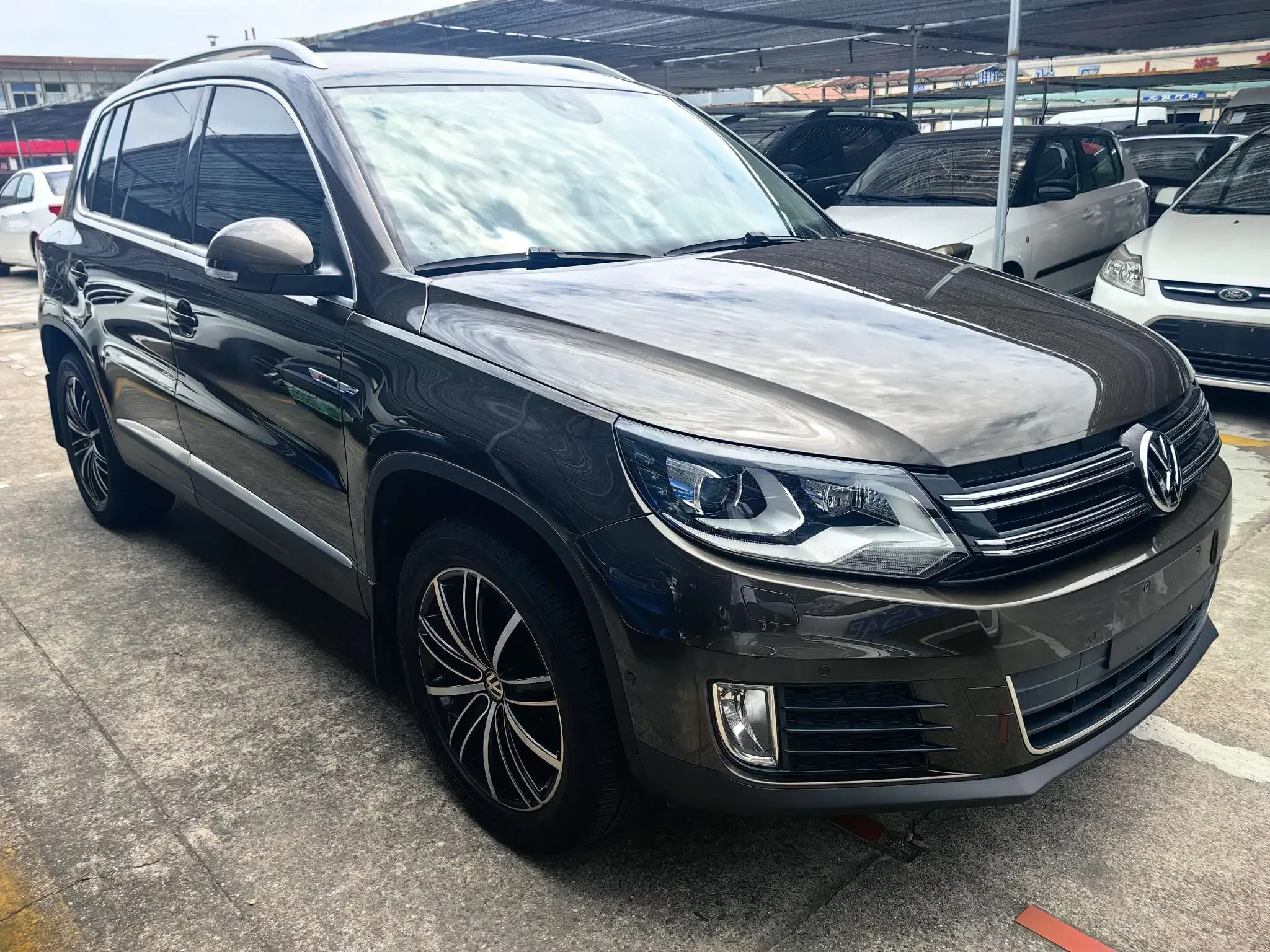 Volkswagen Tiguan (Tharu)