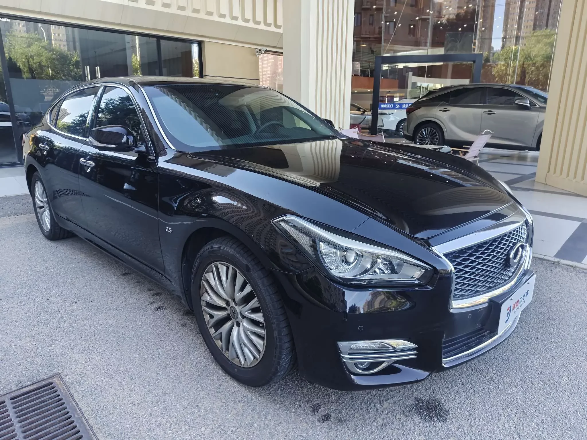 Infiniti Q70