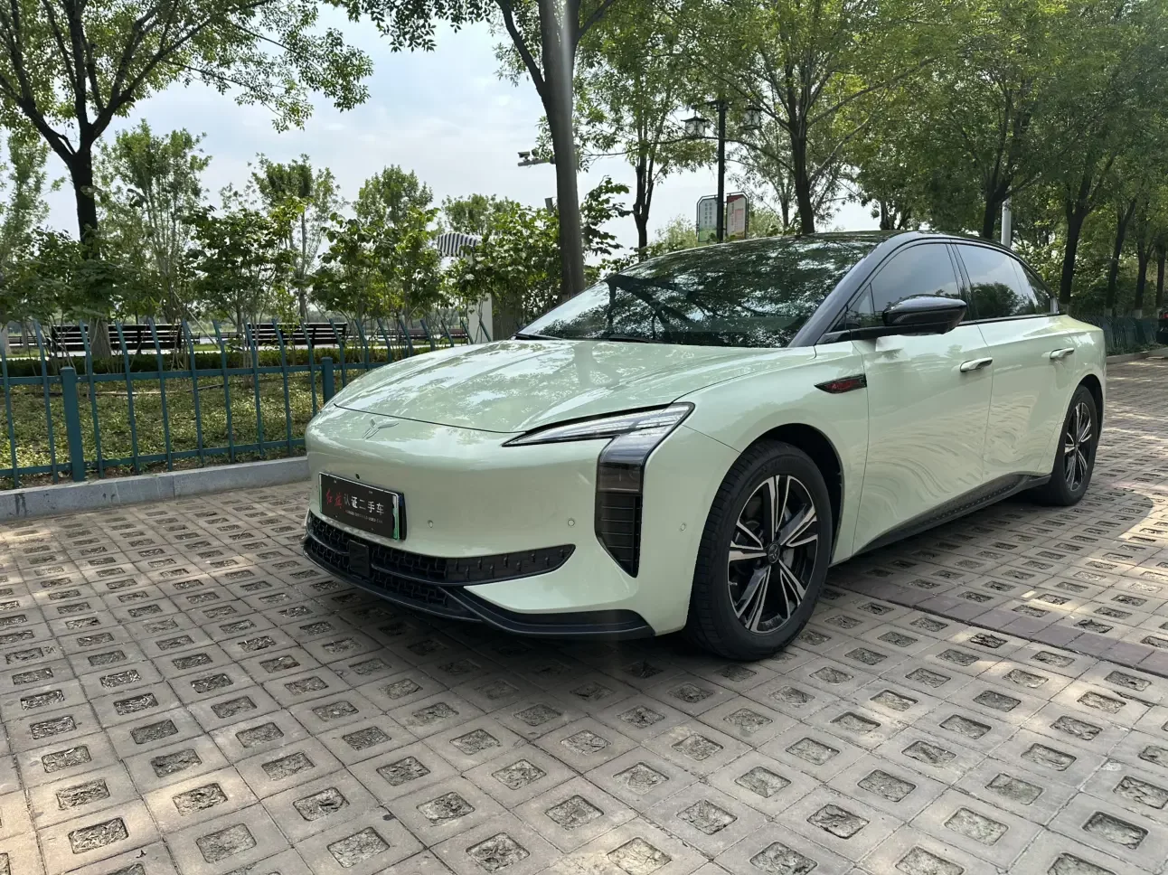 Hongqi EH7
