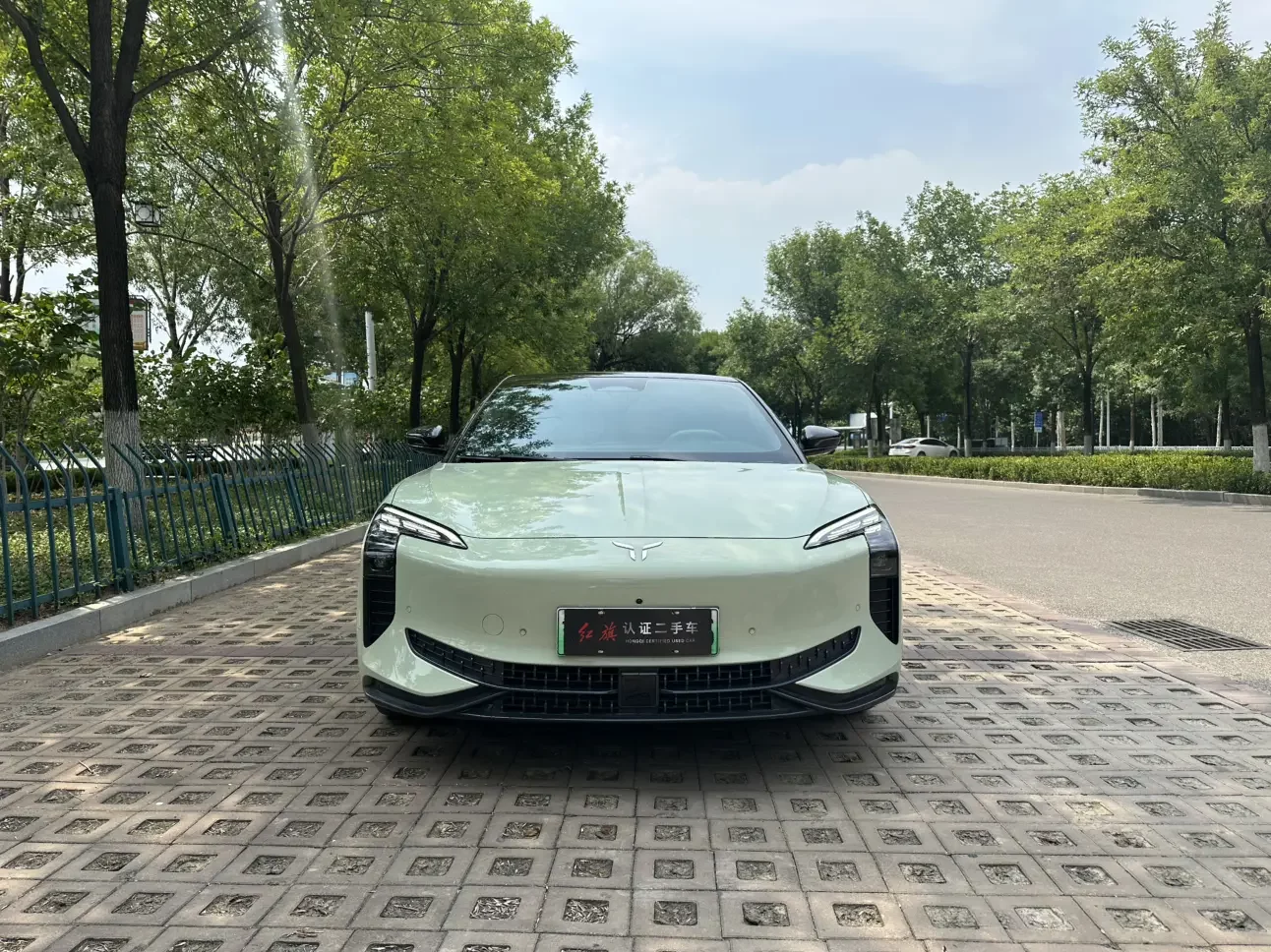 Hongqi EH7