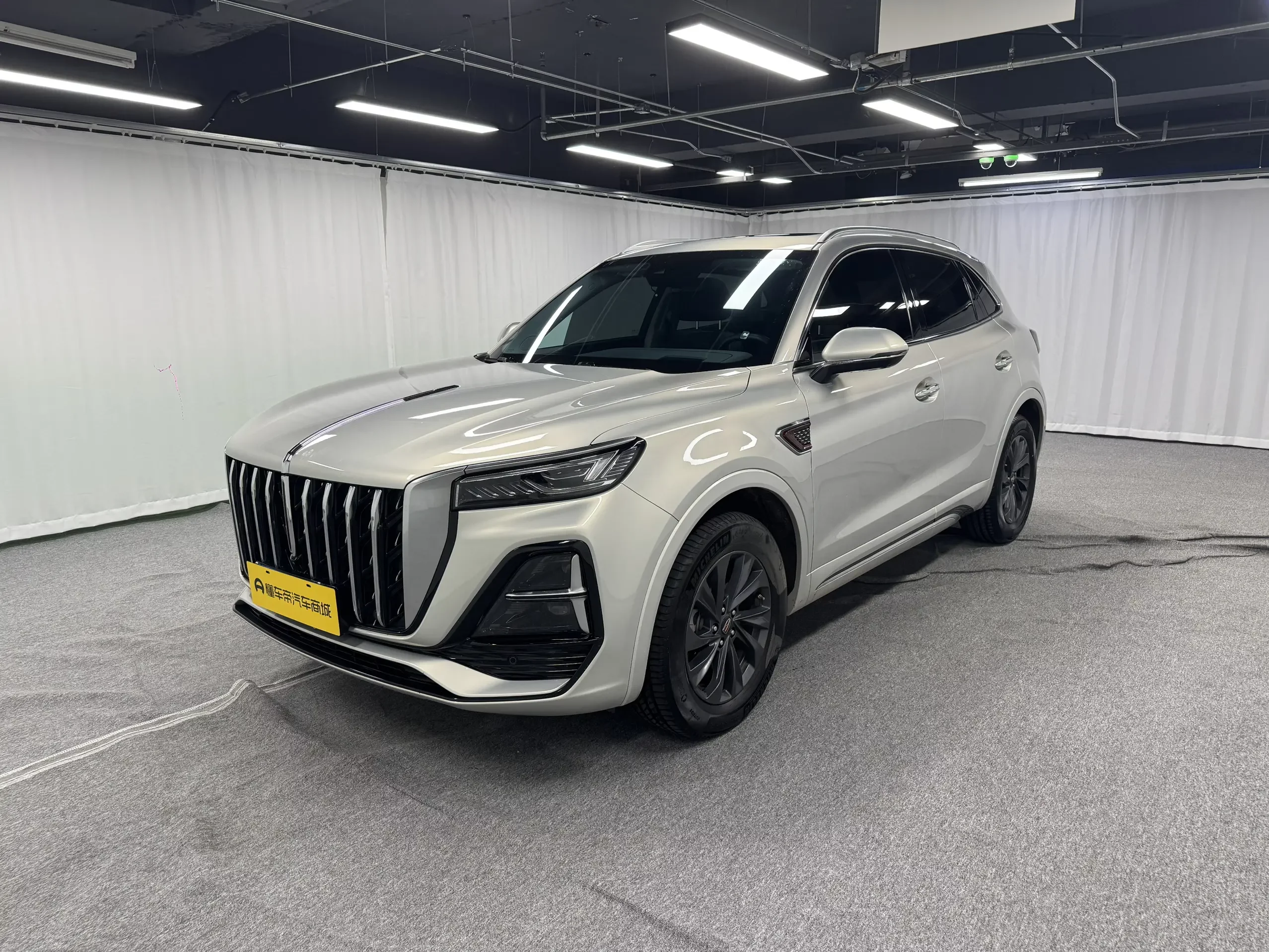 Hongqi HS5