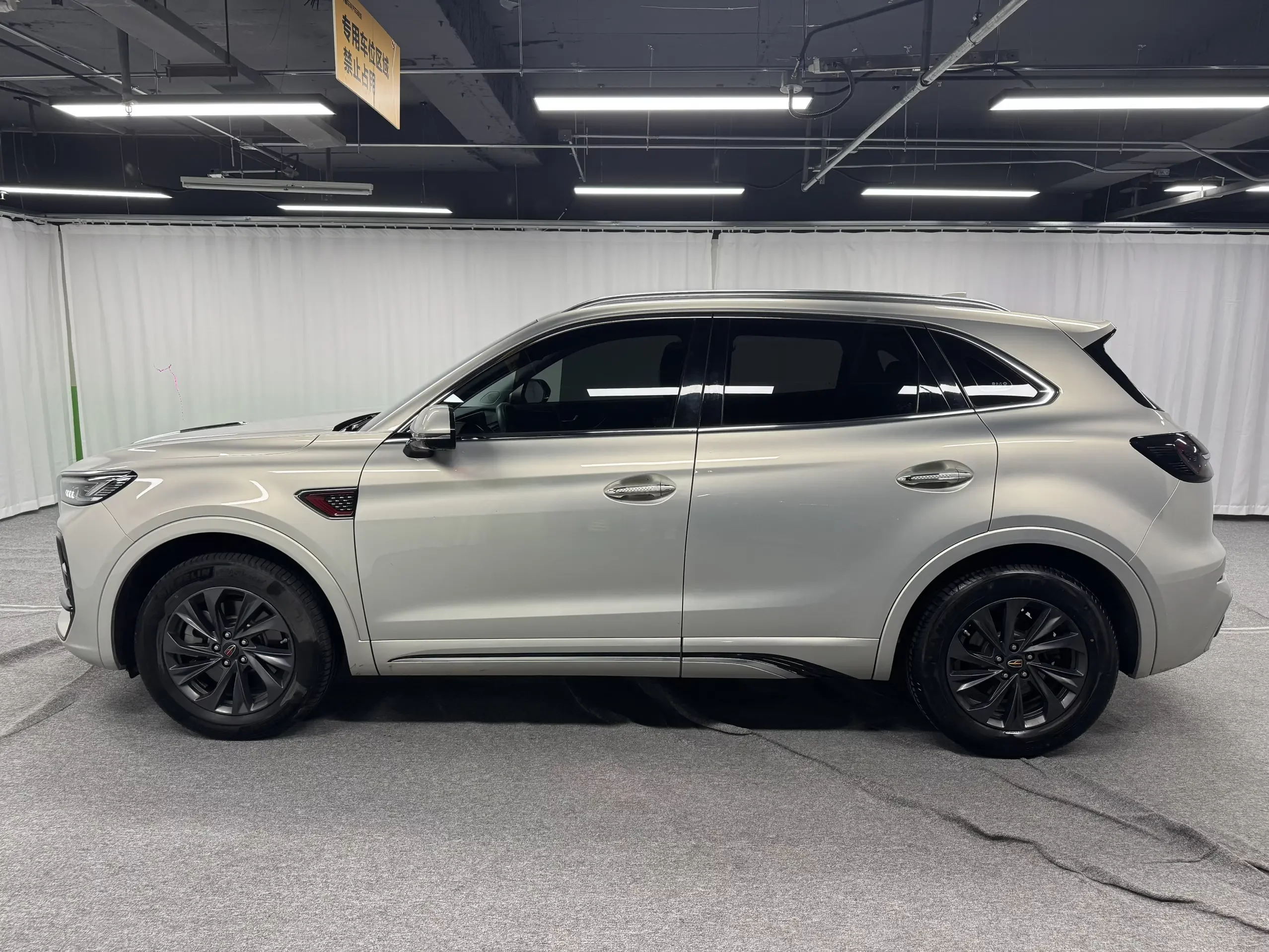 Hongqi HS5