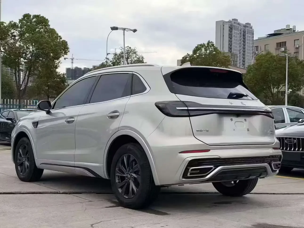 Hongqi HS5