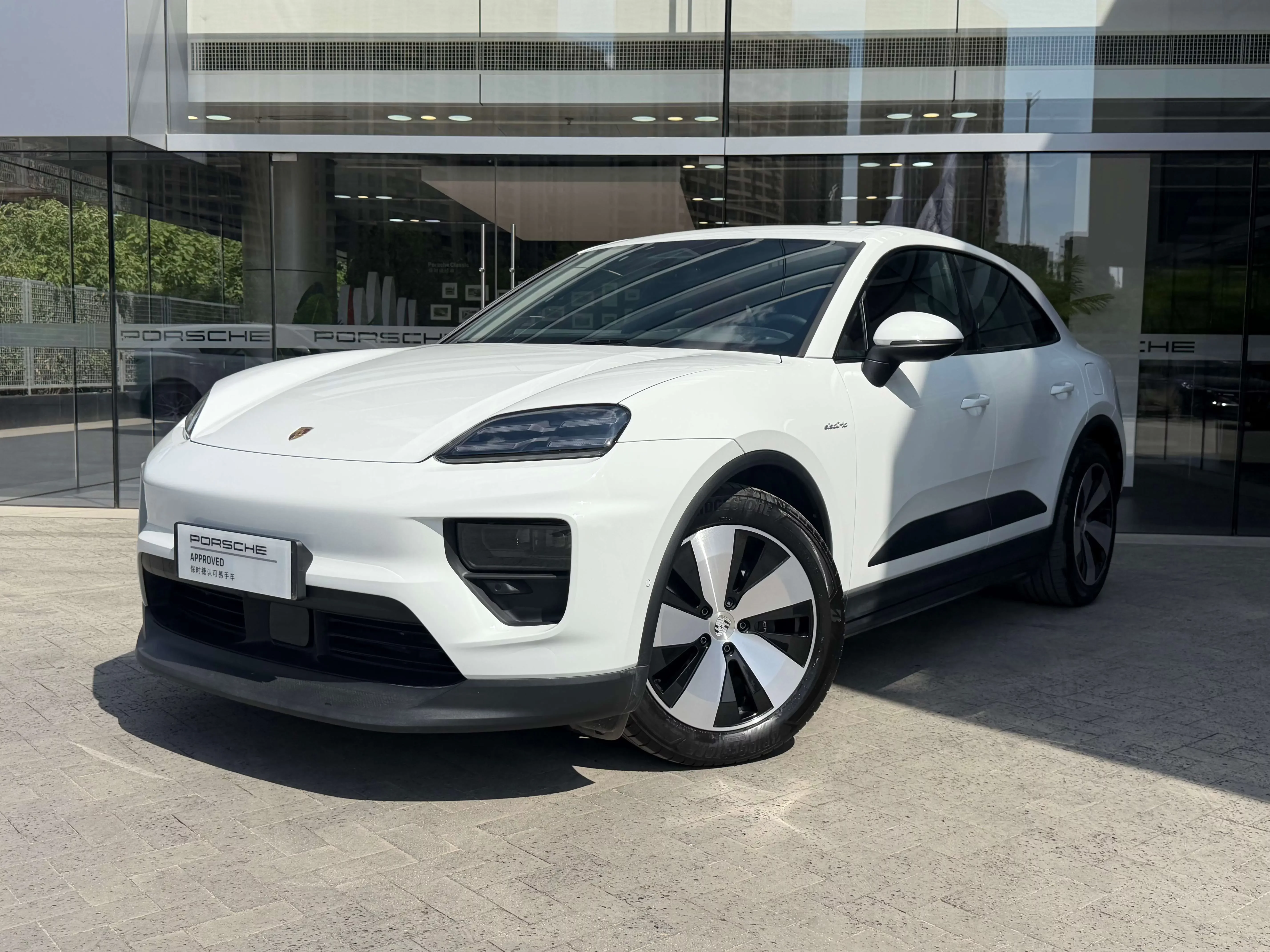 Porsche Macan EV