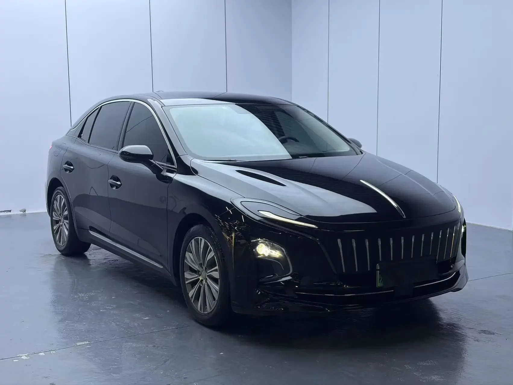 Hongqi E-QM5
