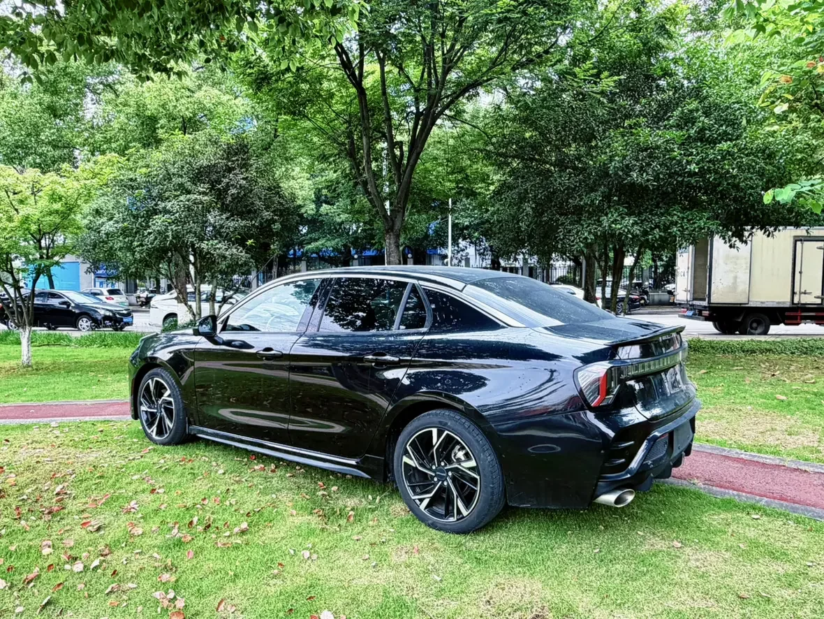 Lynk & Co 03
