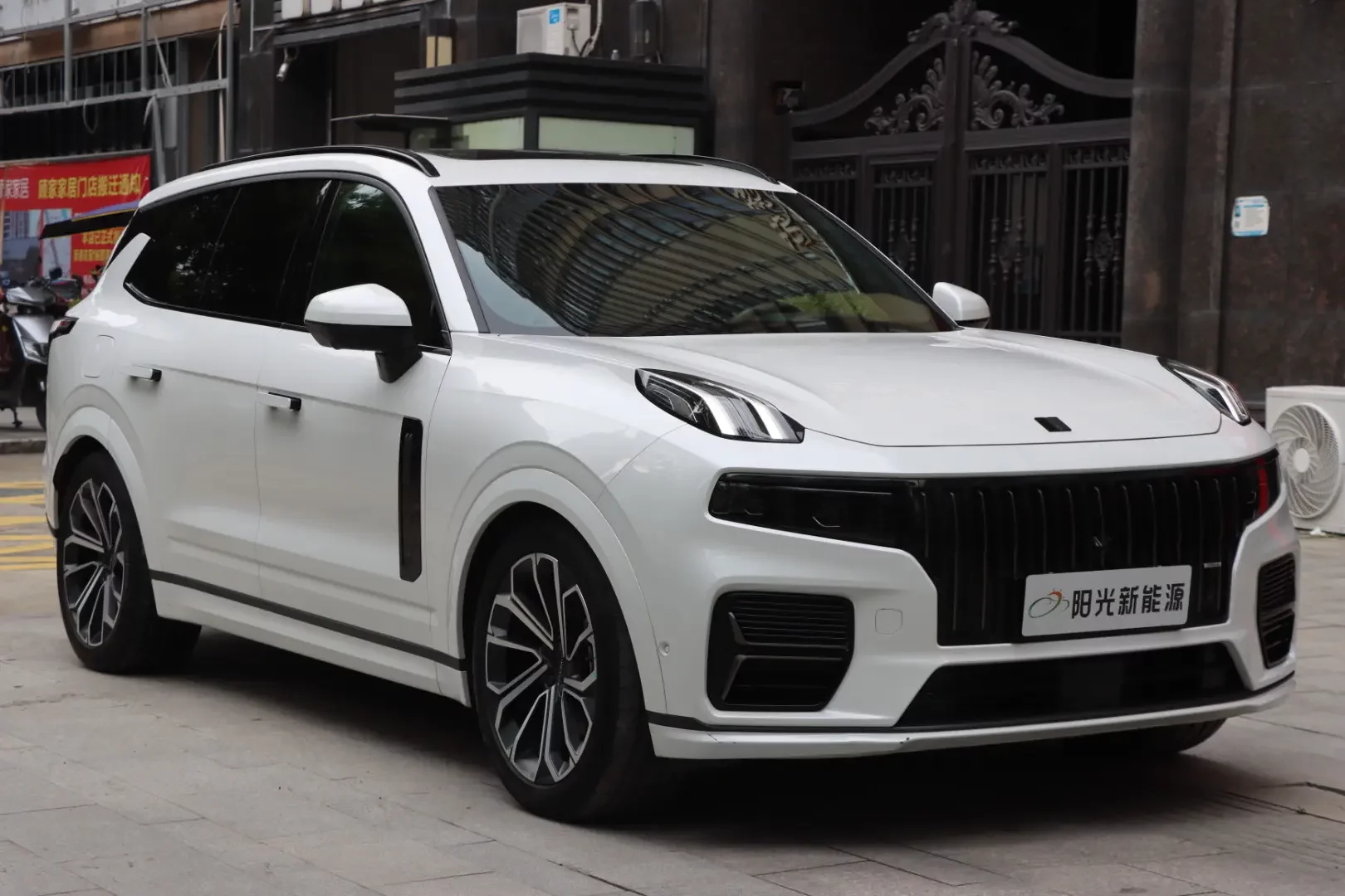 Lynk & Co 09 EM-P