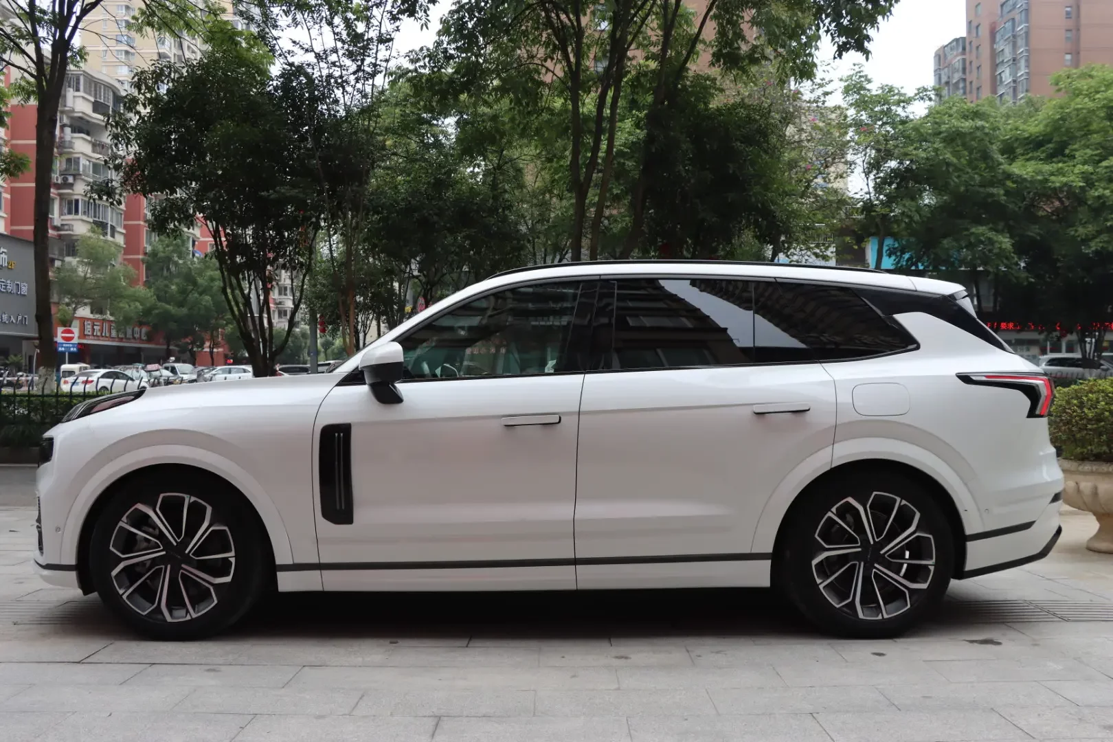 Lynk & Co 09 EM-P