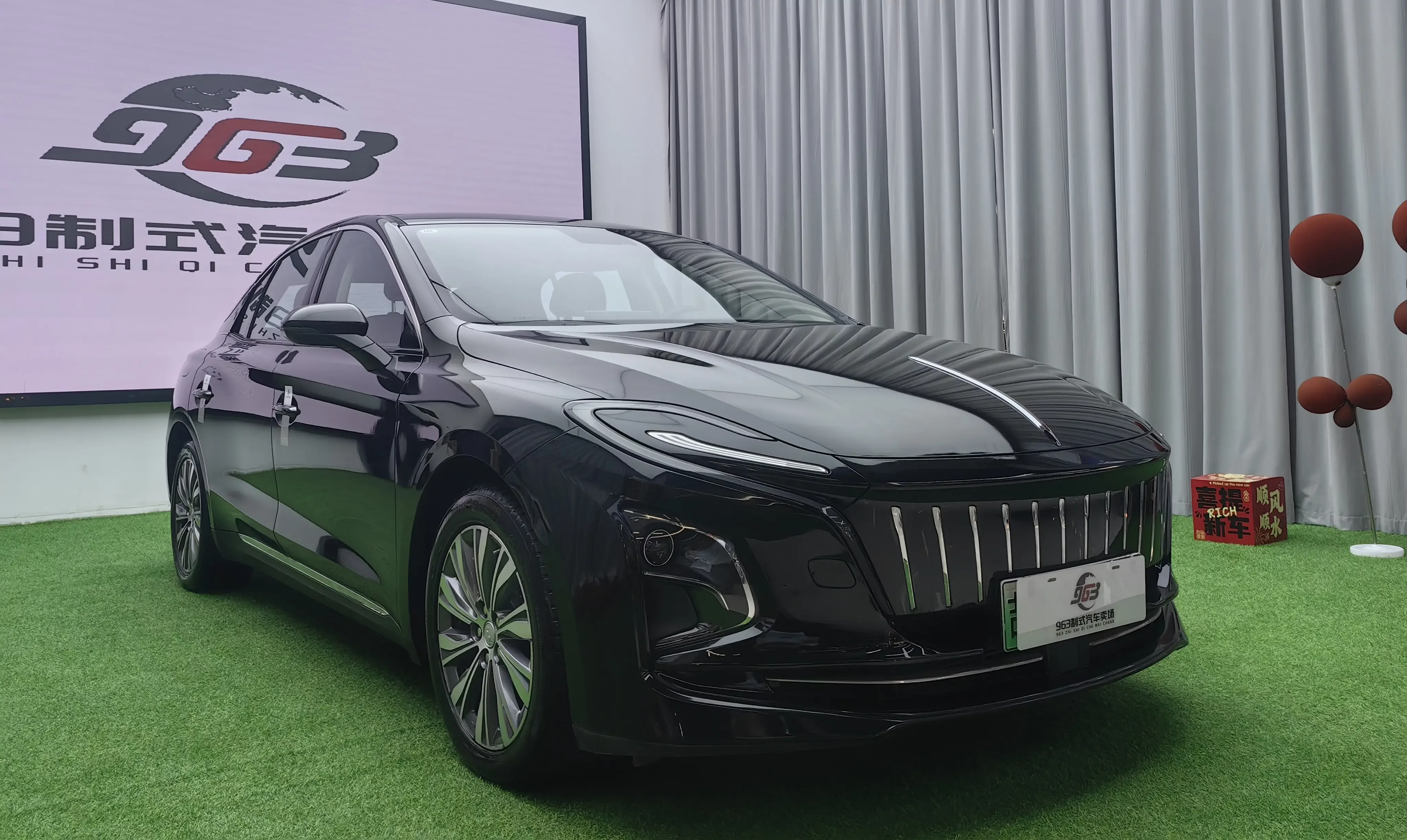 Hongqi E-QM5
