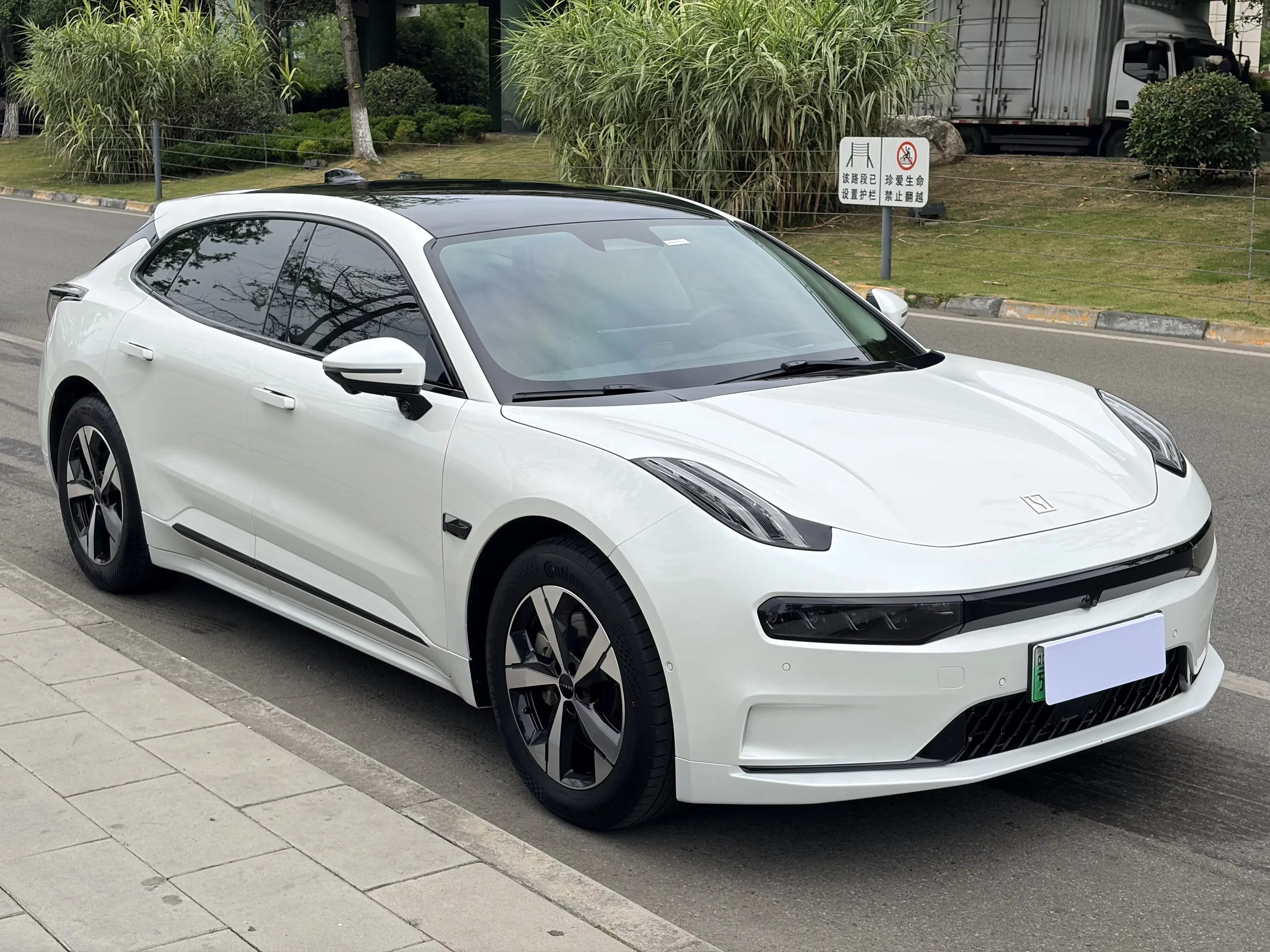 ZEEKR 001