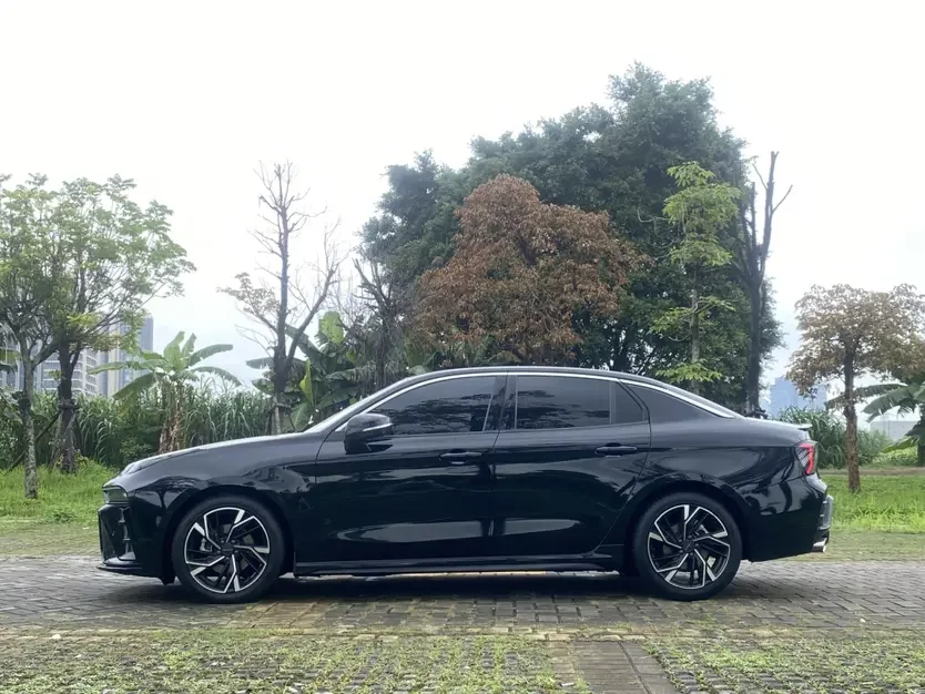 Lynk & Co 03